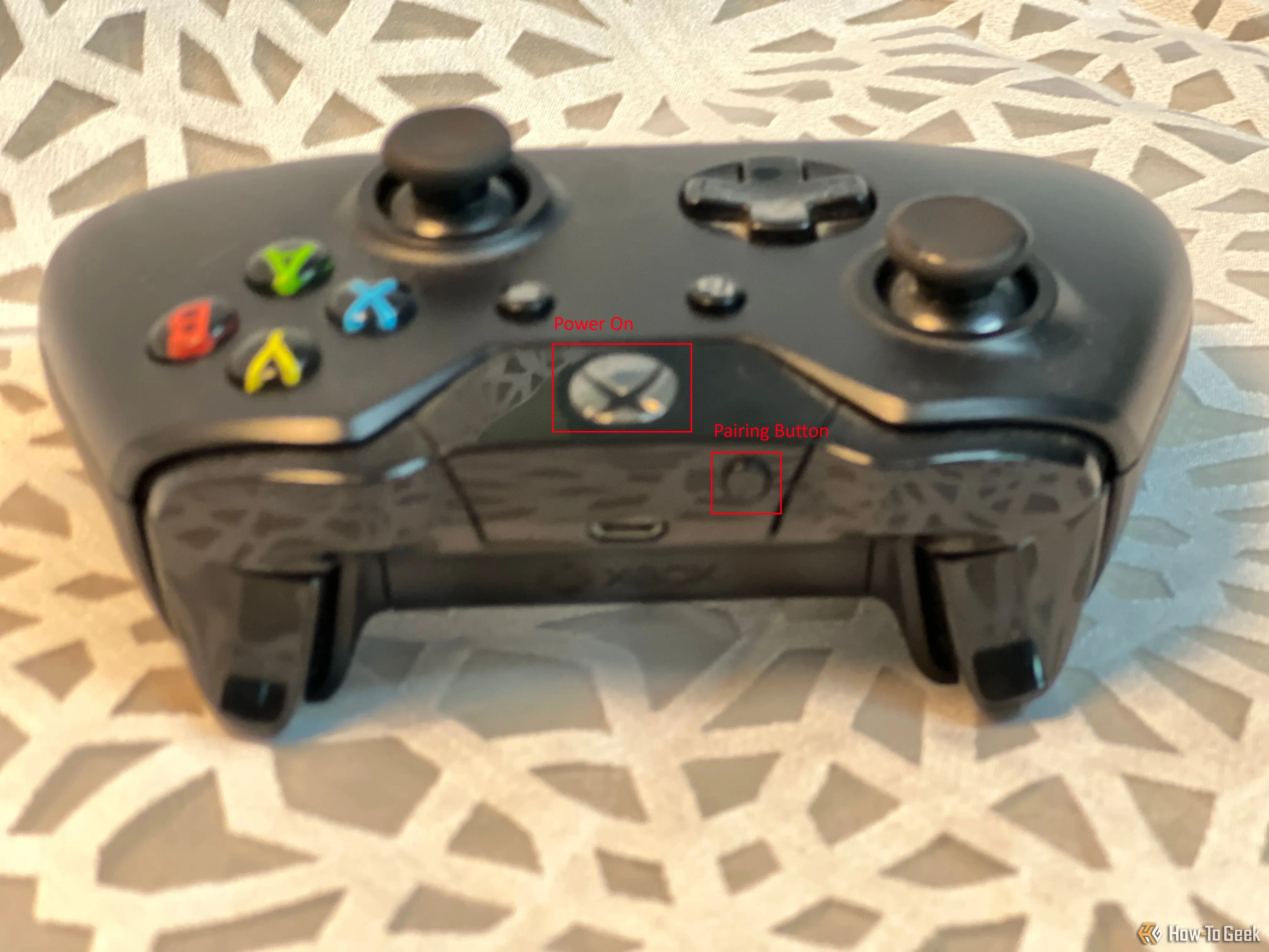 Ảnh cận cảnh tay cầm Xbox hiển thị nút ghép nối (pairing button) được đánh dấu, hướng dẫn người dùng kết nối Bluetooth.