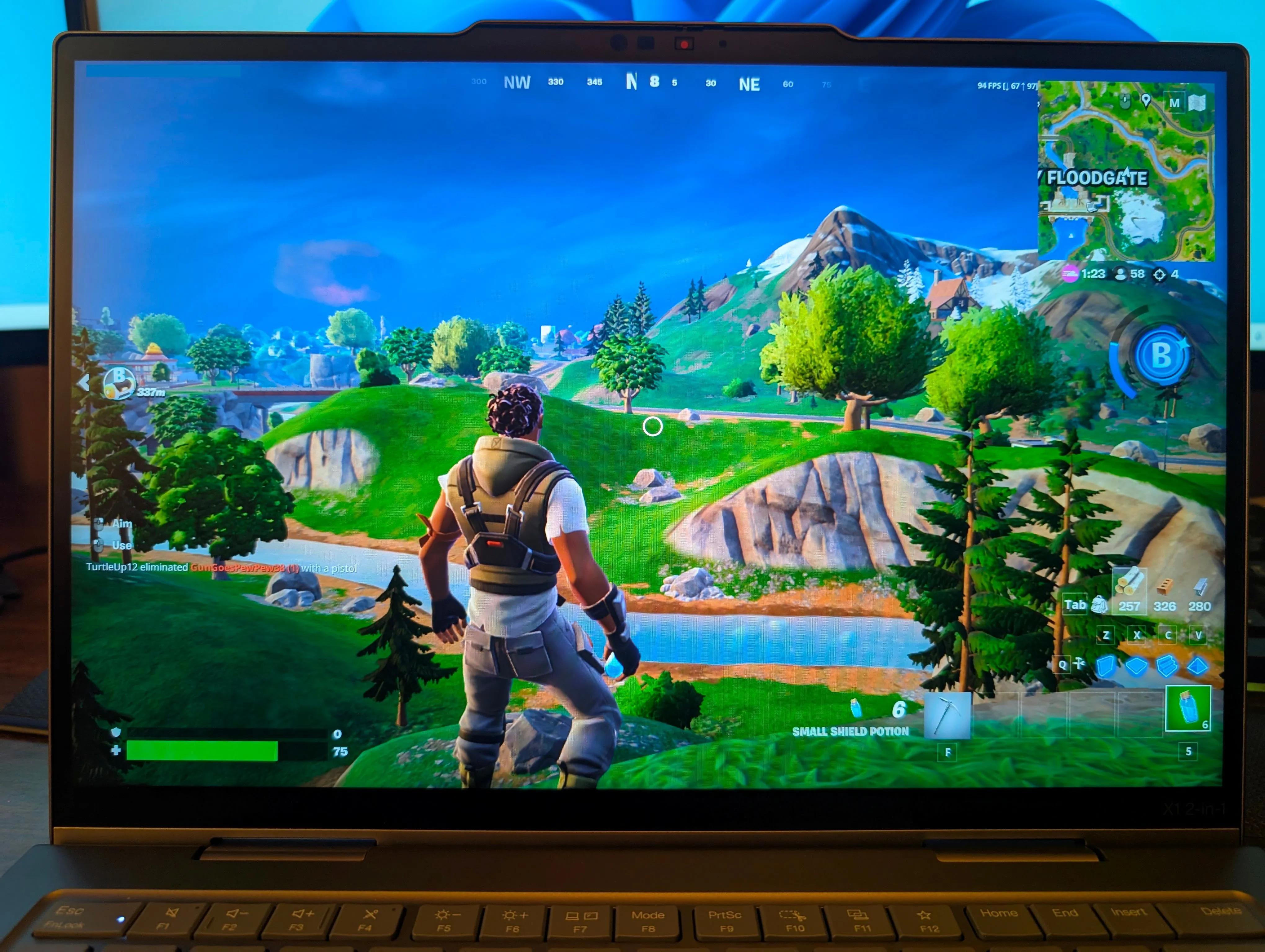 Ảnh màn hình chơi game Fortnite trên Lenovo ThinkPad X1 2-in-1 Gen 10, minh họa khả năng xử lý đồ họa tích hợp đáng ngạc nhiên của chip Intel Ultra 7.
