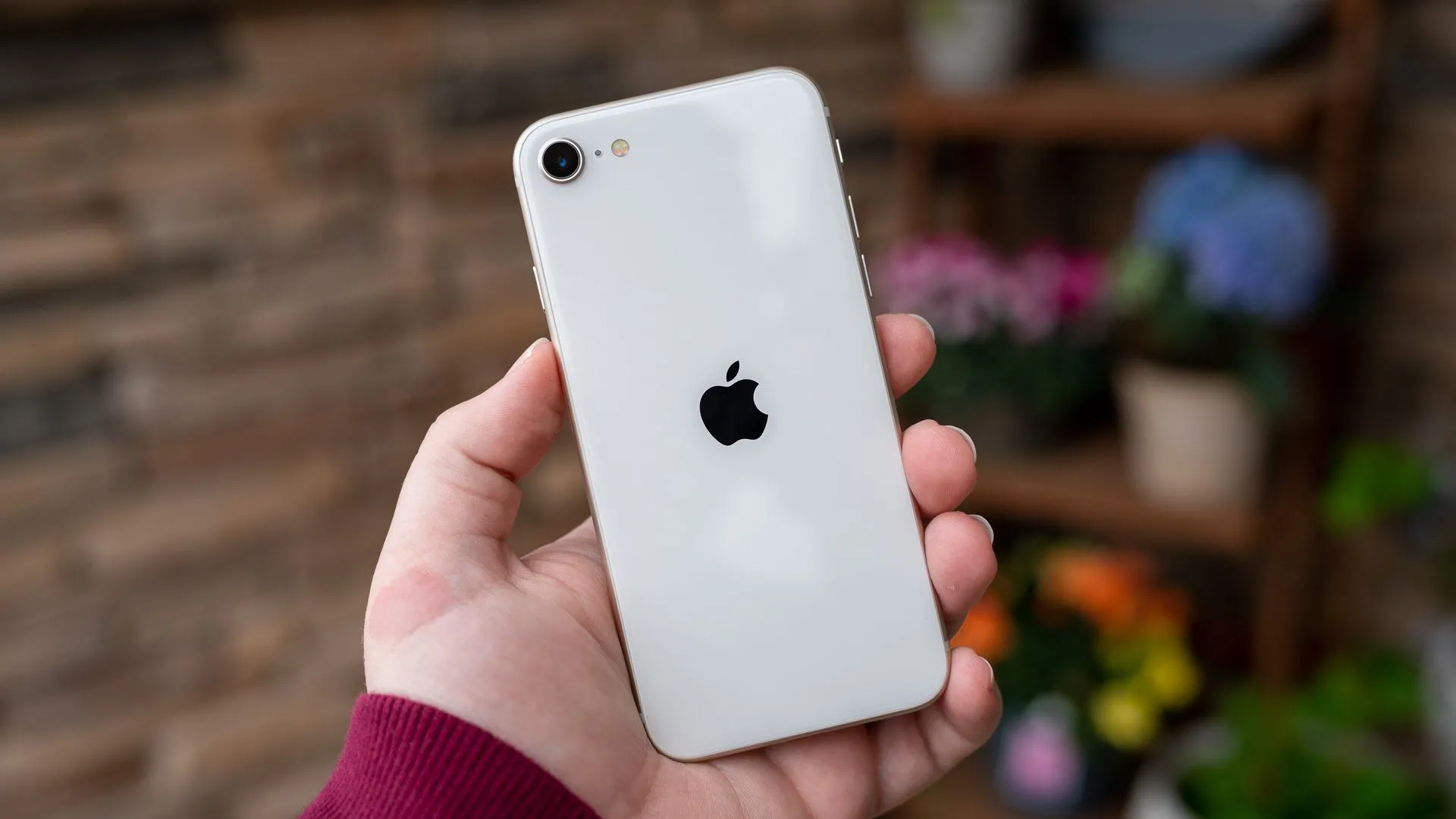 Apple iPhone SE 2022 với nút Home và viền dày