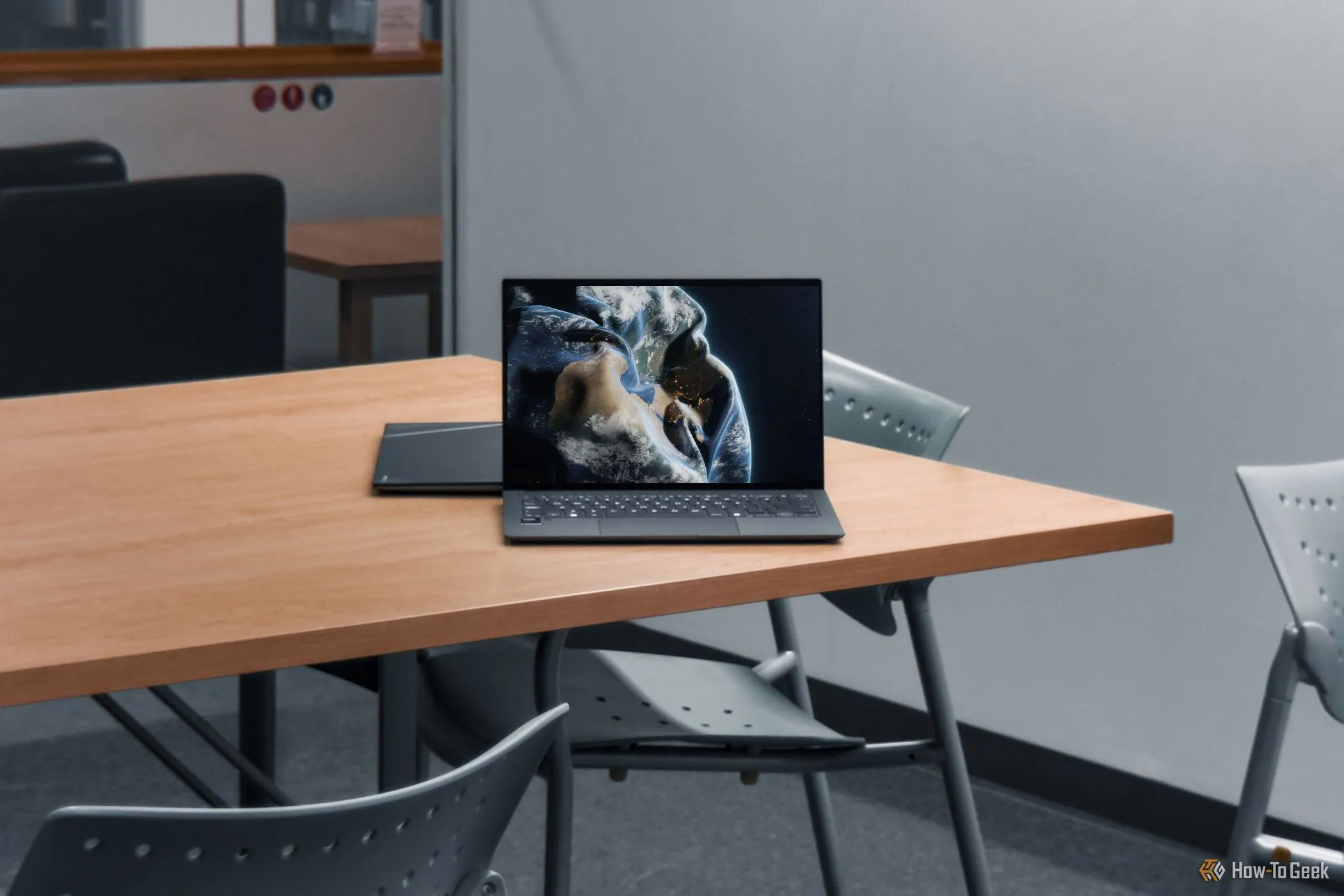 ASUS Zenbook S 14 hiển thị nội dung sống động, đặt trên bàn gỗ, làm nổi bật chất lượng hiển thị OLED 3K của laptop.