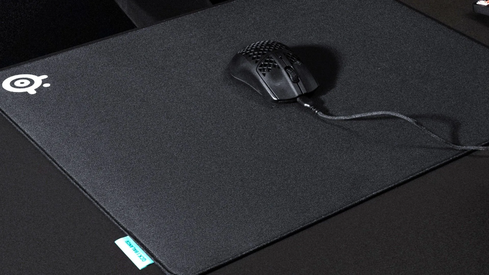 Bàn di chuột SteelSeries QcK Performance Series, được tối ưu hóa cho từng phong cách chơi game cụ thể.