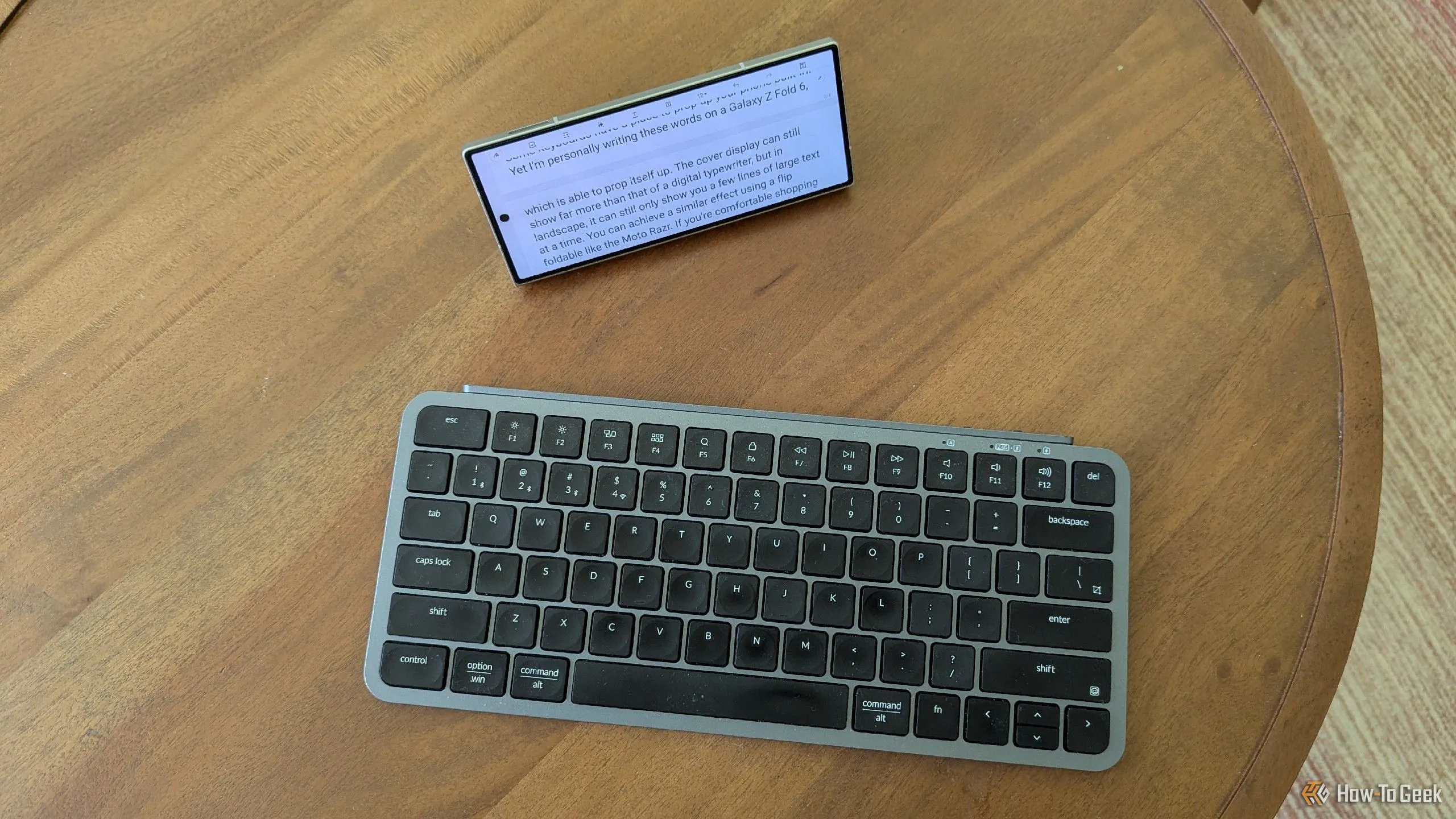 Bàn phím Bluetooth được kết nối với điện thoại Samsung Galaxy Z Fold 6, minh họa giải pháp thay thế máy đánh chữ kỹ thuật số.