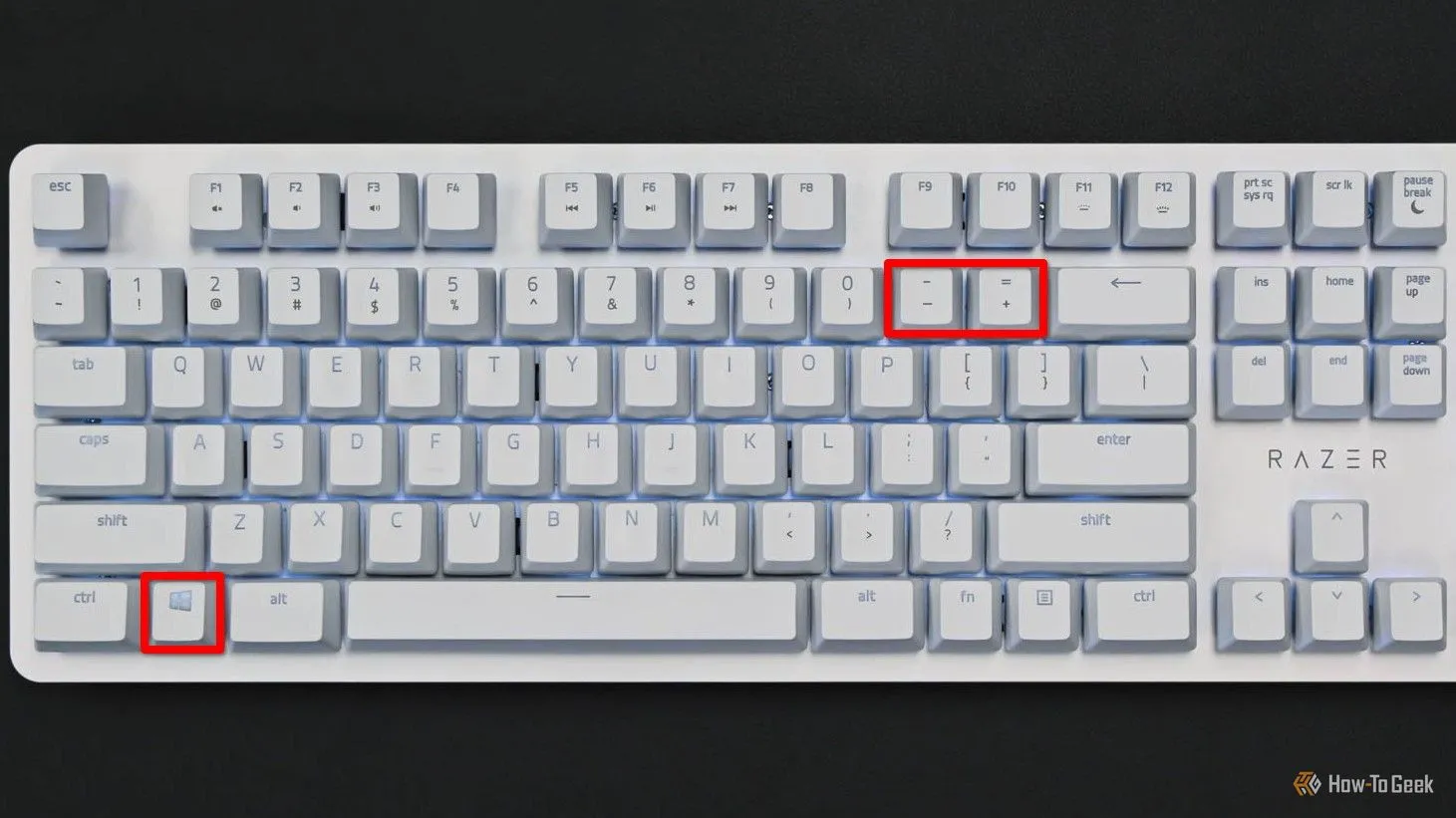 Bàn phím màu trắng, các phím Meta (Windows), dấu cộng và dấu trừ được đánh dấu đỏ, biểu thị phím tắt phóng to/thu nhỏ nội dung trên KDE Plasma.