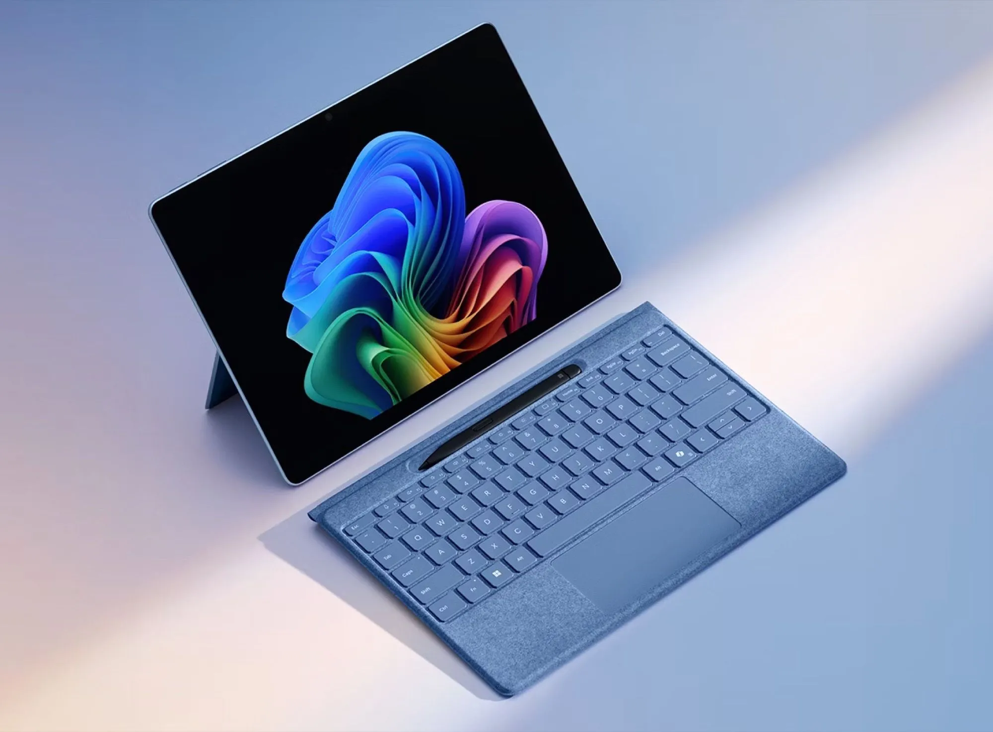 Bàn phím Microsoft Surface Pro Flex kết nối với một thiết bị Surface, minh họa sự hợp tác sửa chữa giữa Microsoft và uBreakiFix.