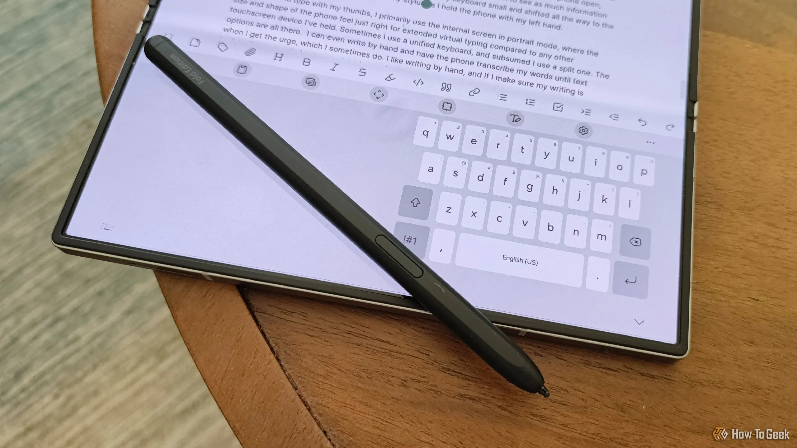 Bàn phím Samsung và S Pen trên màn hình Galaxy Z Fold 6