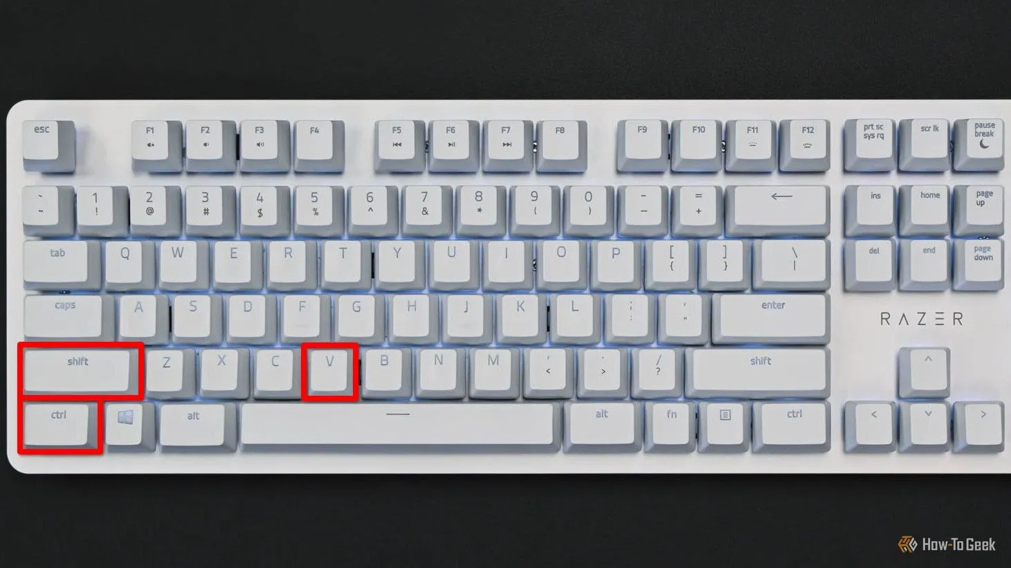 Bàn phím trắng với các phím Ctrl, Shift và V được tô đỏ, biểu thị phím tắt dán không định dạng trong môi trường KDE.