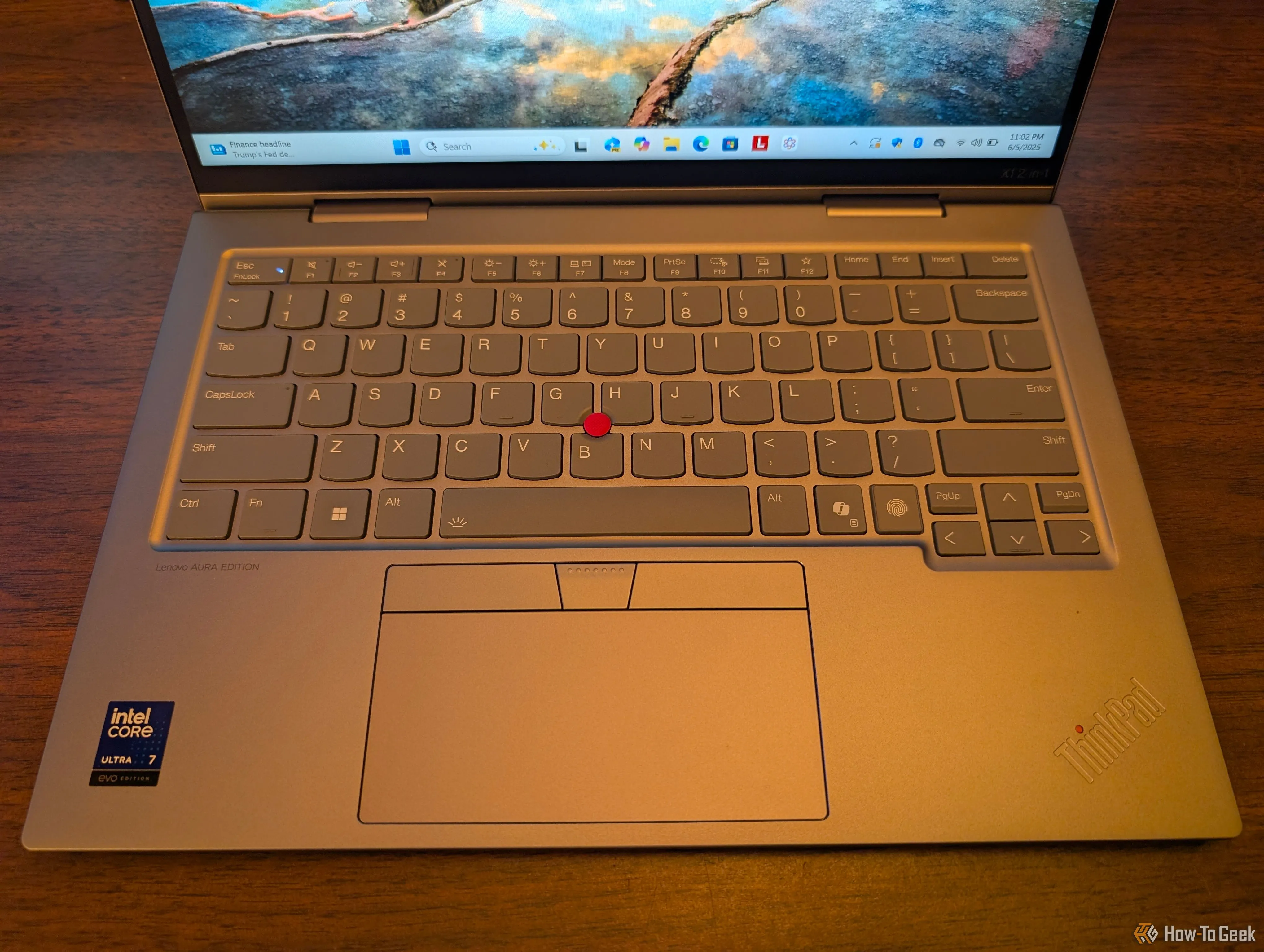 Bàn phím và trackpad của Lenovo ThinkPad X1 2-in-1 Gen 10 Aura Edition, nổi bật với thiết kế tiện lợi và trải nghiệm gõ phím tuyệt vời cho người dùng chuyên nghiệp.