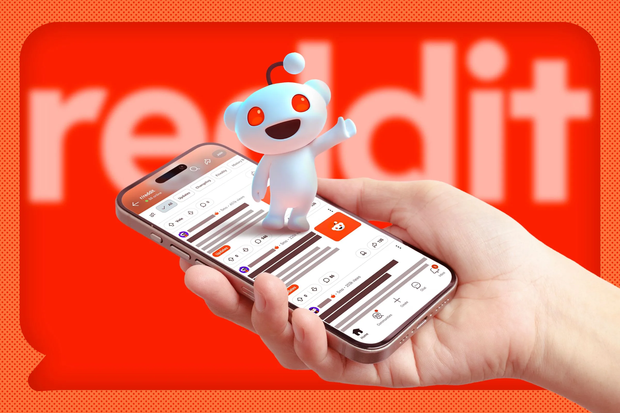 Bàn tay cầm điện thoại hiển thị giao diện Reddit di động với linh vật Snoo, minh họa cách người dùng truy cập Reddit trên trình duyệt.