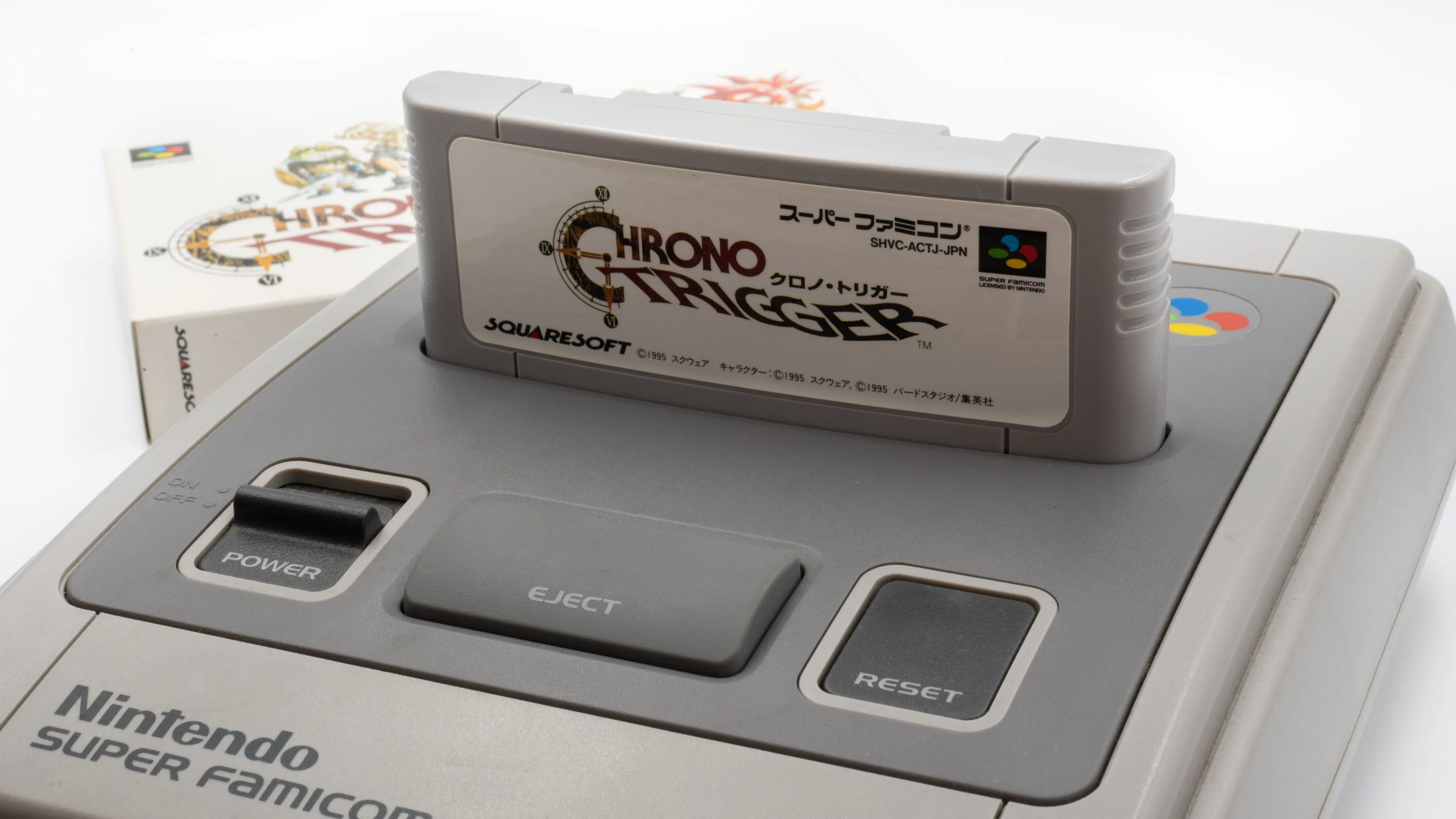 Băng game Chrono Trigger được lắp vào máy chơi game Super Famicom (SNES) cổ điển.