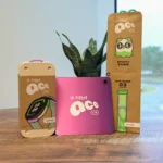 Bao bì sản phẩm công nghệ với biểu tượng tái chế, minh họa xu hướng "xanh hóa" trong marketing.