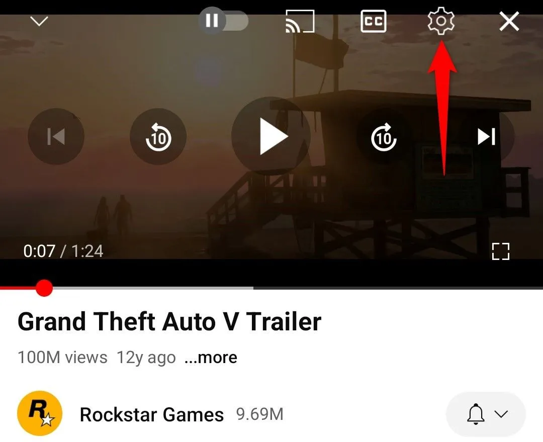 Biểu tượng bánh răng cài đặt nổi bật trên góc phải màn hình trình phát video YouTube trên điện thoại di động.