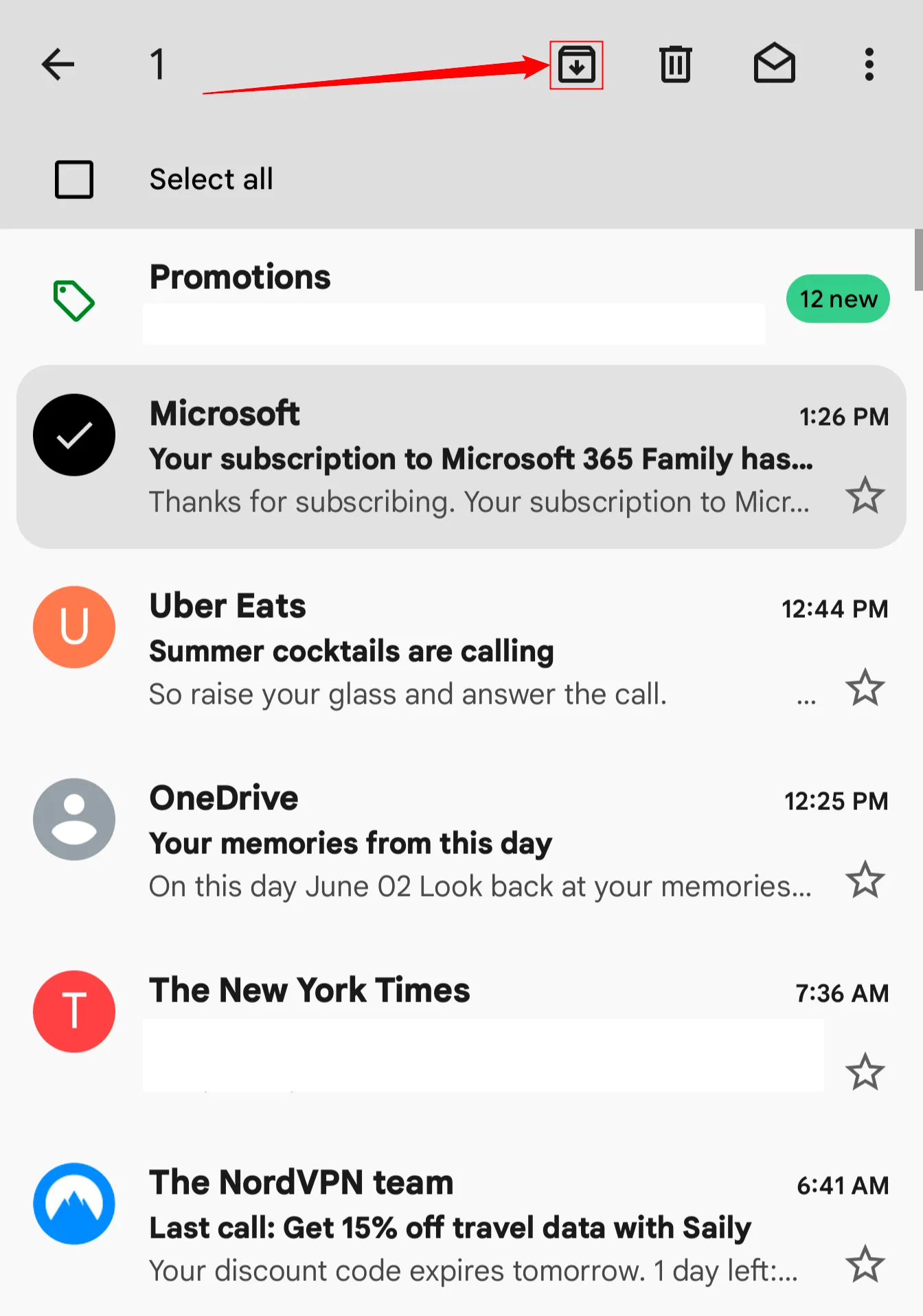 Biểu tượng lưu trữ (Archive) trên ứng dụng Gmail di động, xuất hiện sau khi mở email cần lưu trữ.
