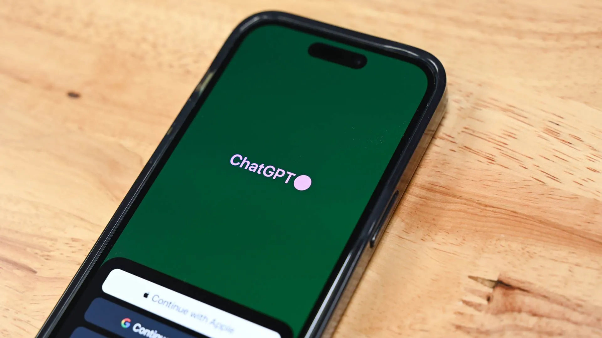Biểu tượng ứng dụng ChatGPT chính thức trên màn hình iPhone, thể hiện việc tích hợp AI để kiểm tra số điện thoại