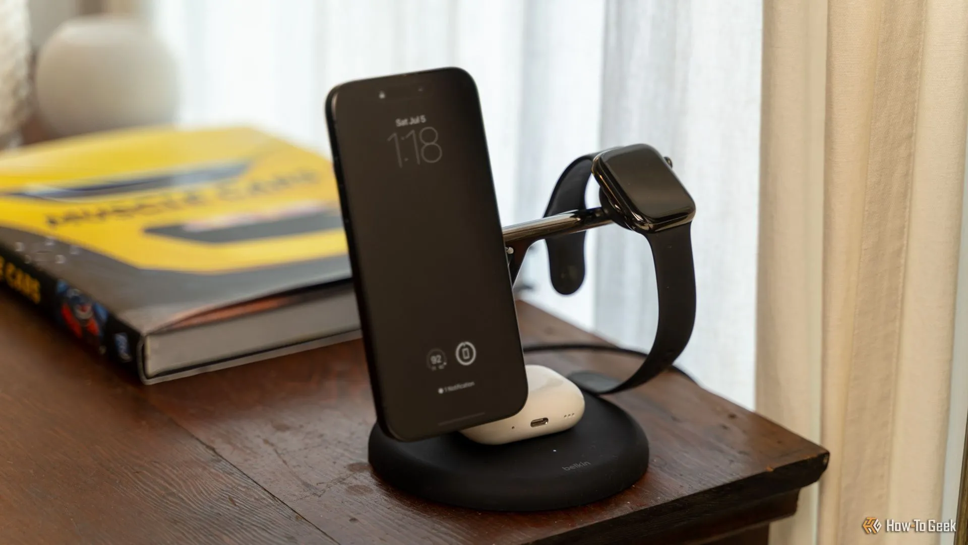 Bộ sạc 3-trong-1 Belkin BoostCharge Pro MagSafe đặt gọn gàng trên bàn, sạc đồng thời iPhone, Apple Watch và AirPods.