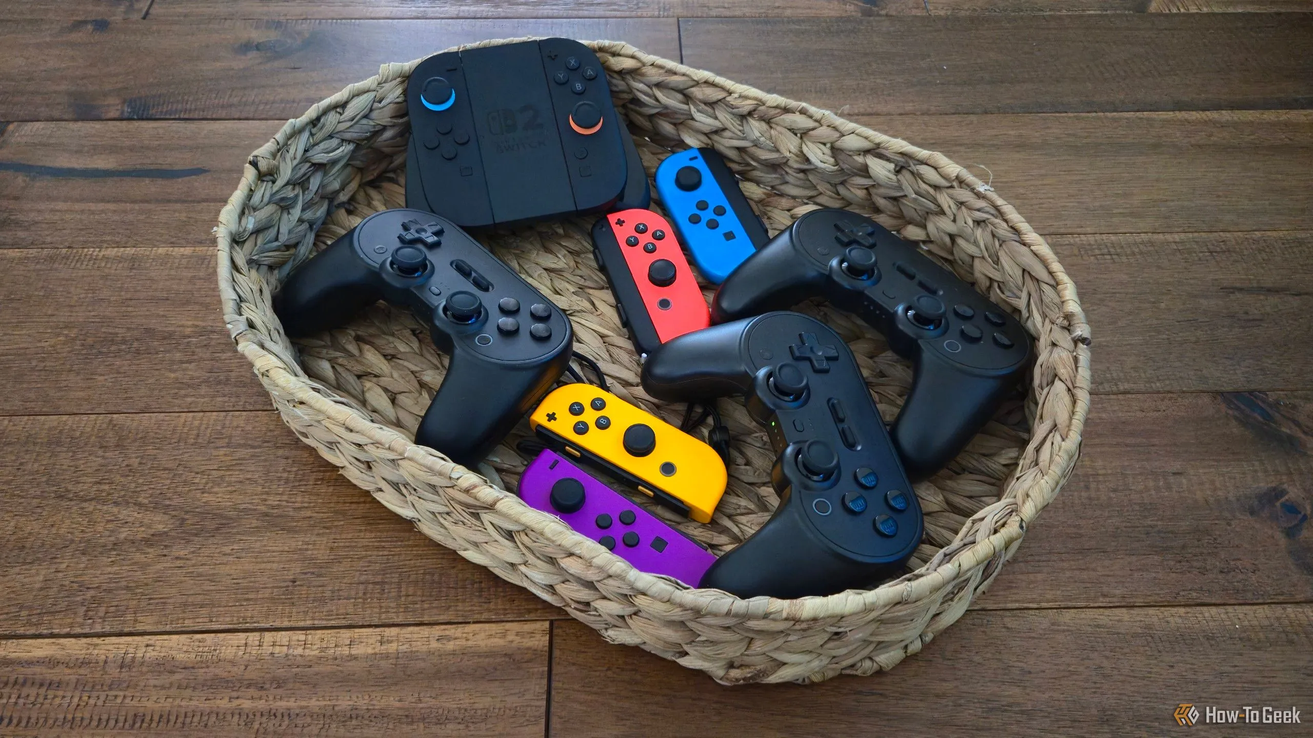 Bộ sưu tập các tay cầm chơi game Joy-Con và tay cầm 8BitDo Pro 2 đặt gọn gàng trong giỏ, sẵn sàng cho nhiều người chơi.