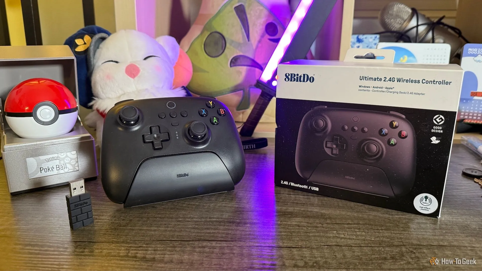 Bộ tay cầm không dây 8BitDo Ultimate kèm đế sạc, bộ thu sóng 2.4 GHz và hộp đựng, thể hiện sự đa dạng của tay cầm bên thứ ba.