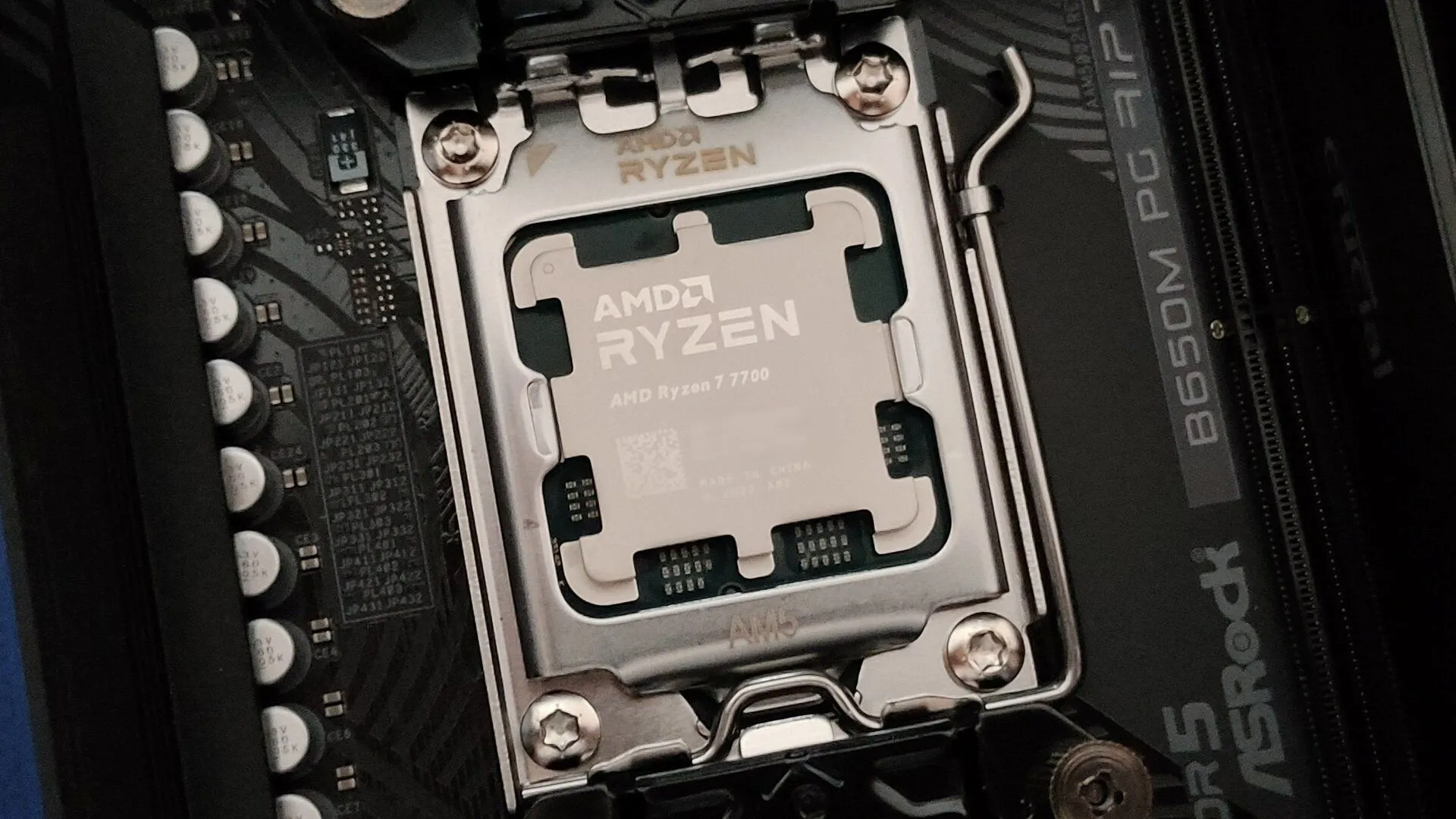 Bộ xử lý AMD Ryzen với công nghệ 3D V-Cache, chuẩn bị ra mắt các dòng 9900X3D và 9950X3D.