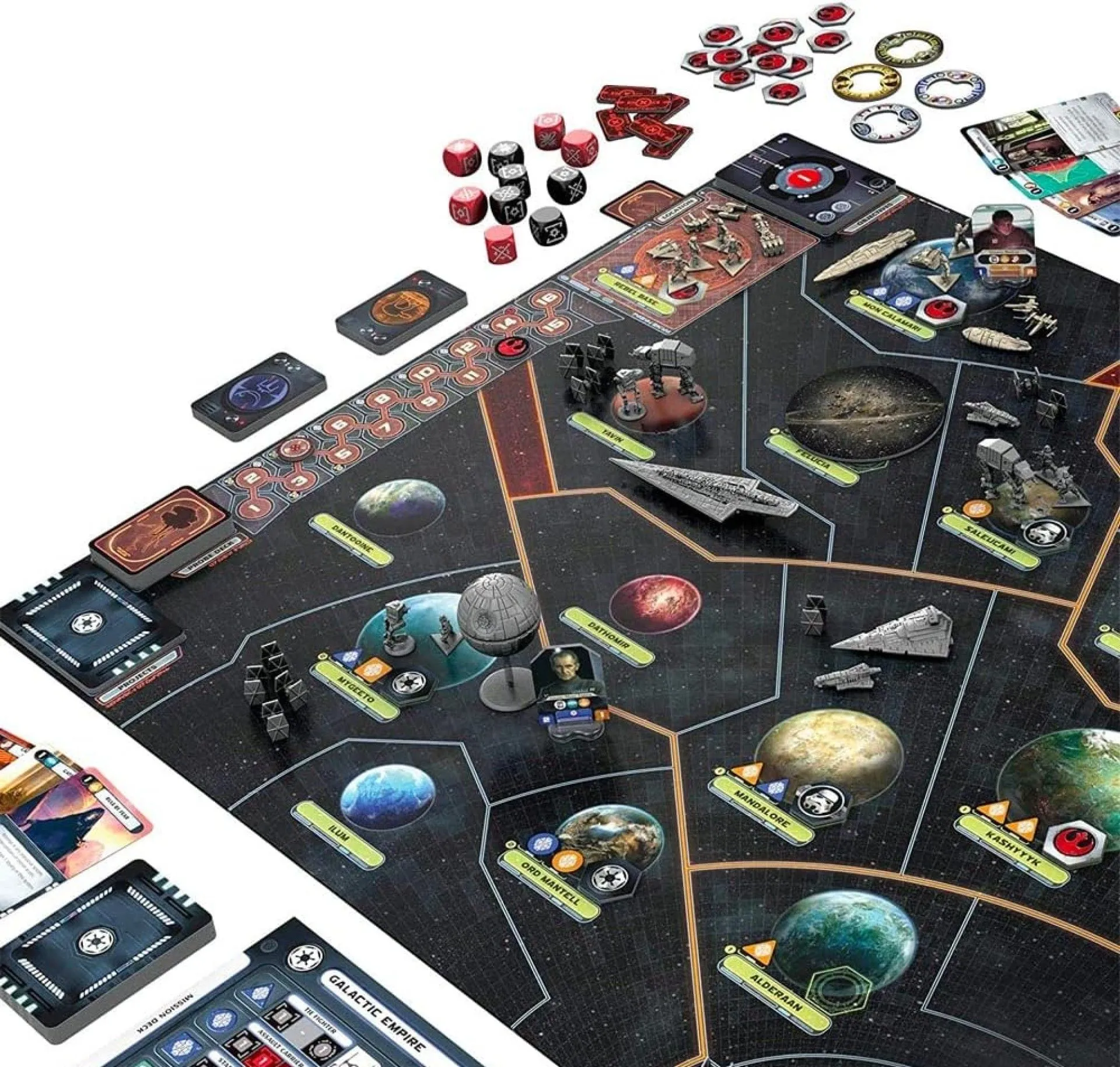 Bức ảnh tổng quan game board Star Wars: Rebellion, với bản đồ thiên hà rộng lớn, các quân cờ đại diện cho lực lượng quân đội và tàu chiến, cùng các lá bài nhân vật, mô tả cuộc chiến vĩ đại giữa Liên Minh Nổi Dậy và Đế Chế Thiên Hà.