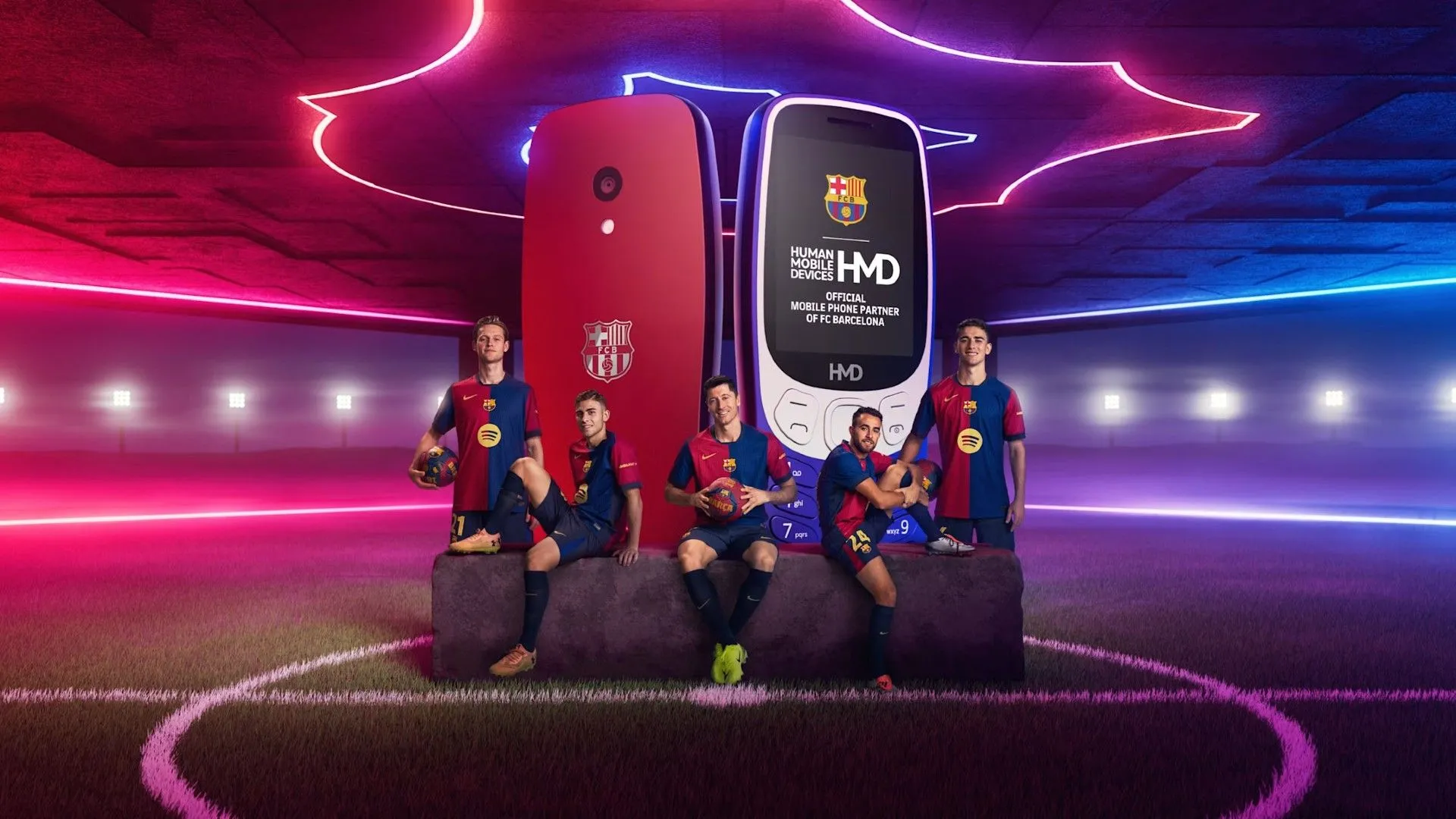Các cầu thủ FC Barcelona tạo dáng trước hai mẫu điện thoại HMD phiên bản đặc biệt lấy cảm hứng từ câu lạc bộ.