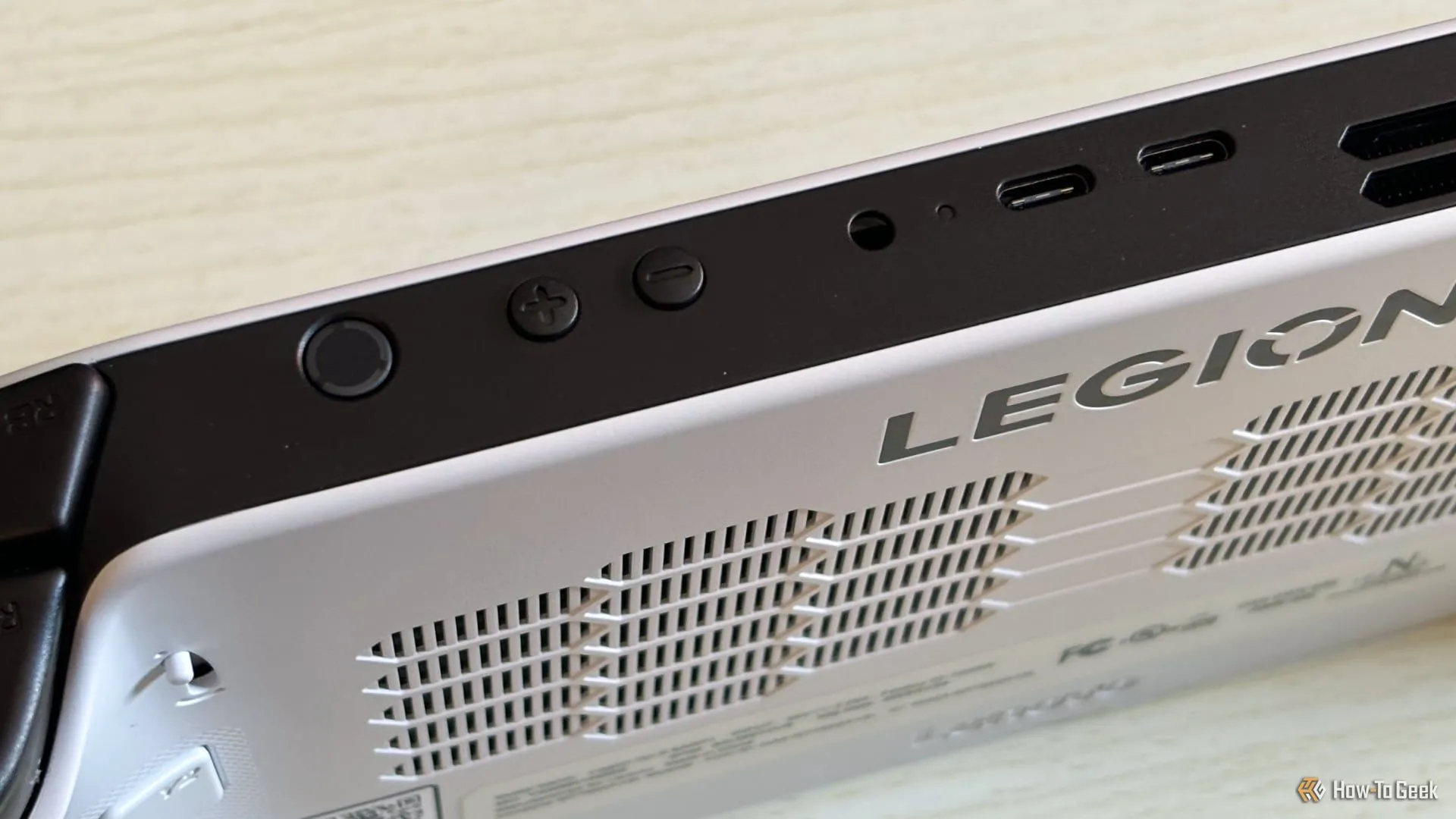 Các cổng kết nối và nút điều khiển trên thân máy Lenovo Legion Go S bao gồm USB4 và jack âm thanh 3.5mm.