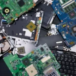 Các linh kiện máy tính PC được tháo rời, bao gồm bo mạch chủ, CPU và RAM, đặt trên bề mặt chống tĩnh điện, minh họa quá trình lắp ráp và kiểm tra tương thích linh kiện.