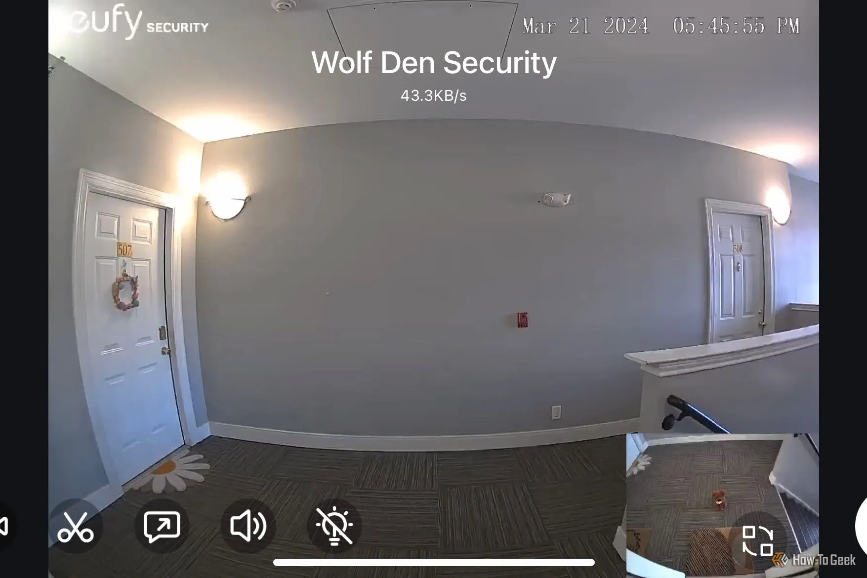 Camera chuông cửa Eufy Security E340 ghi hình hành lang căn hộ, minh họa khả năng hoạt động của camera an ninh khi không có internet.