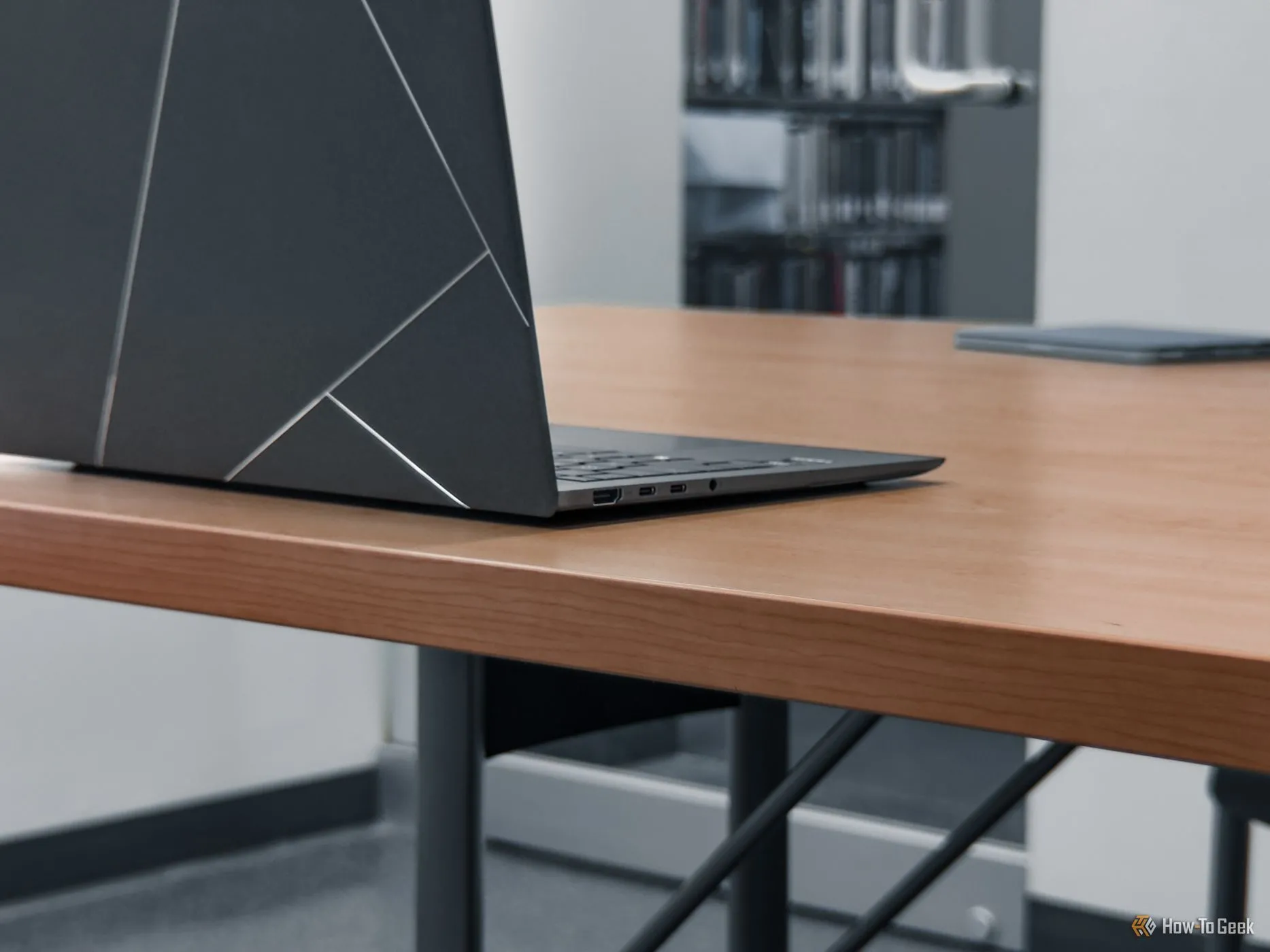 Cận cảnh các cổng kết nối đa dạng trên cạnh trái ASUS Zenbook S 14, bao gồm Thunderbolt 4 và HDMI, đáp ứng nhu cầu kết nối thiết bị ngoại vi.