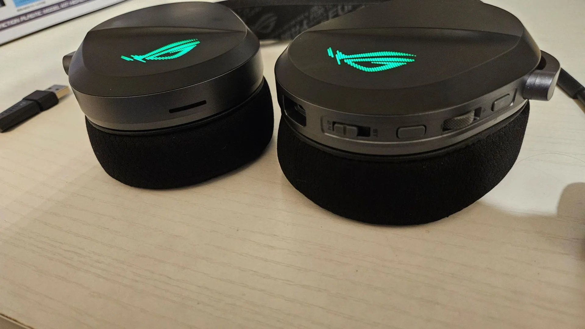 Cận cảnh các cổng kết nối và nút điều khiển trên tai nghe ASUS ROG Pelta, bao gồm cổng USB-C để sạc và kết nối.