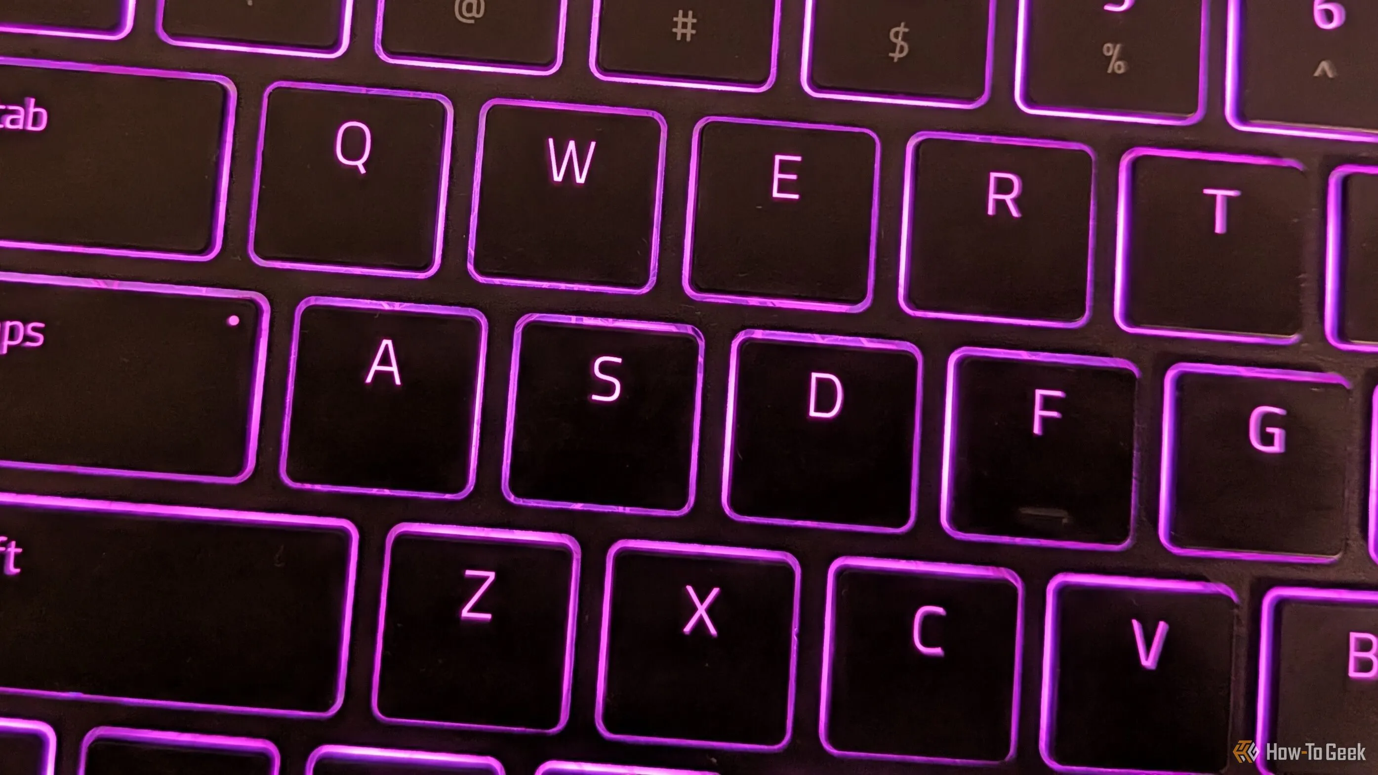 Cận cảnh các phím ASDF trên bàn phím Razer Joro, làm nổi bật đèn nền RGB sáng rõ và ký tự xuyên sáng, cho thấy chất lượng hoàn thiện của phím.
