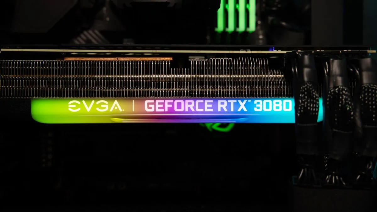 Cận cảnh card đồ họa EVGA GeForce RTX 3080 FTW3 được lắp đặt trong bo mạch chủ, tượng trưng cho một lựa chọn nâng cấp hiệu năng cao cấp nhưng vẫn tối ưu chi phí cho game thủ.