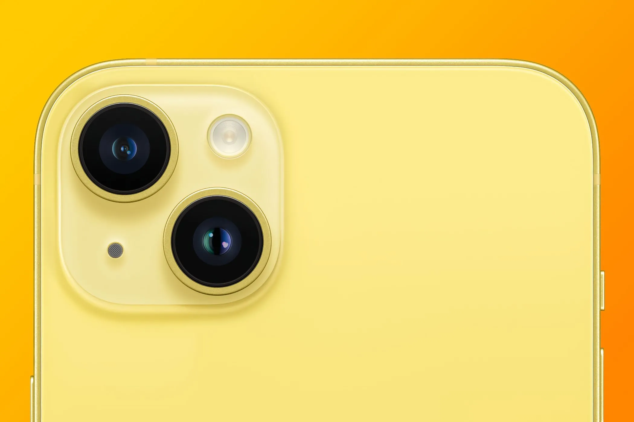 Cận cảnh cụm camera sau của iPhone 14 Plus màu vàng trên nền chuyển màu cam
