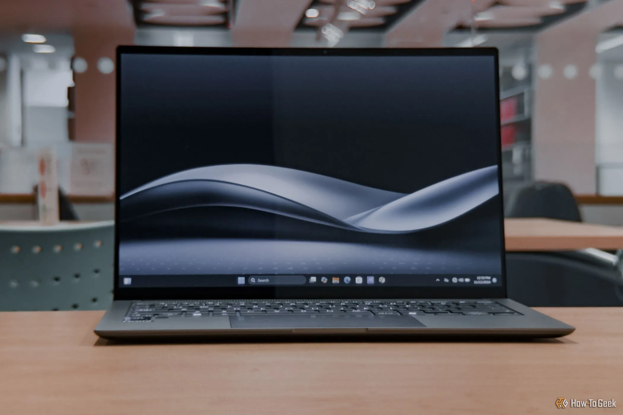 Cận cảnh màn hình OLED ASUS Lumina 3K trên Zenbook S 14 với hình nền rực rỡ, thể hiện độ phân giải cao và màu sắc chân thực.