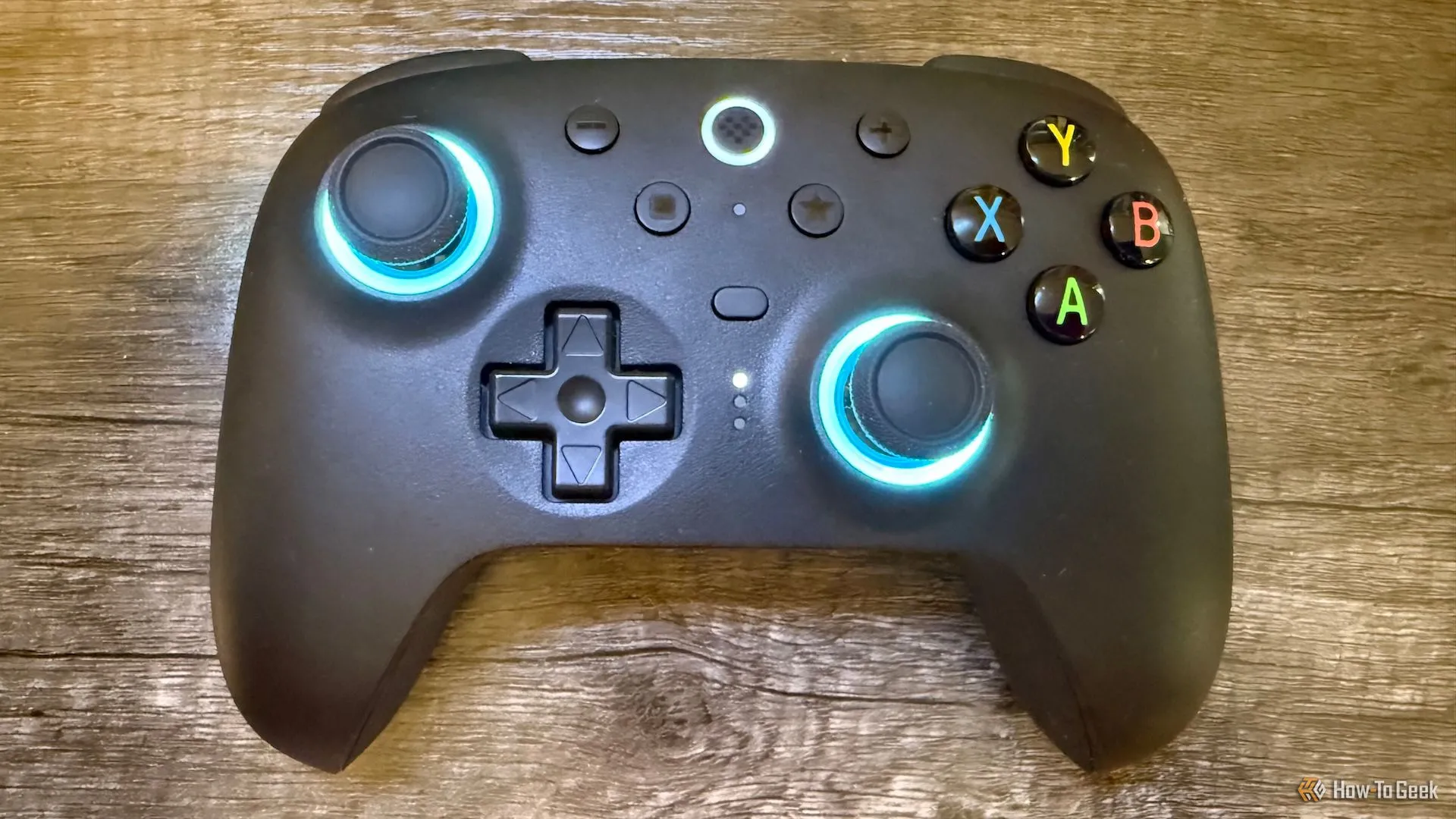 Cận cảnh tay cầm 8BitDo Ultimate 2 Wireless nhìn từ trên xuống, với các nút điều khiển và cần analog rõ nét.