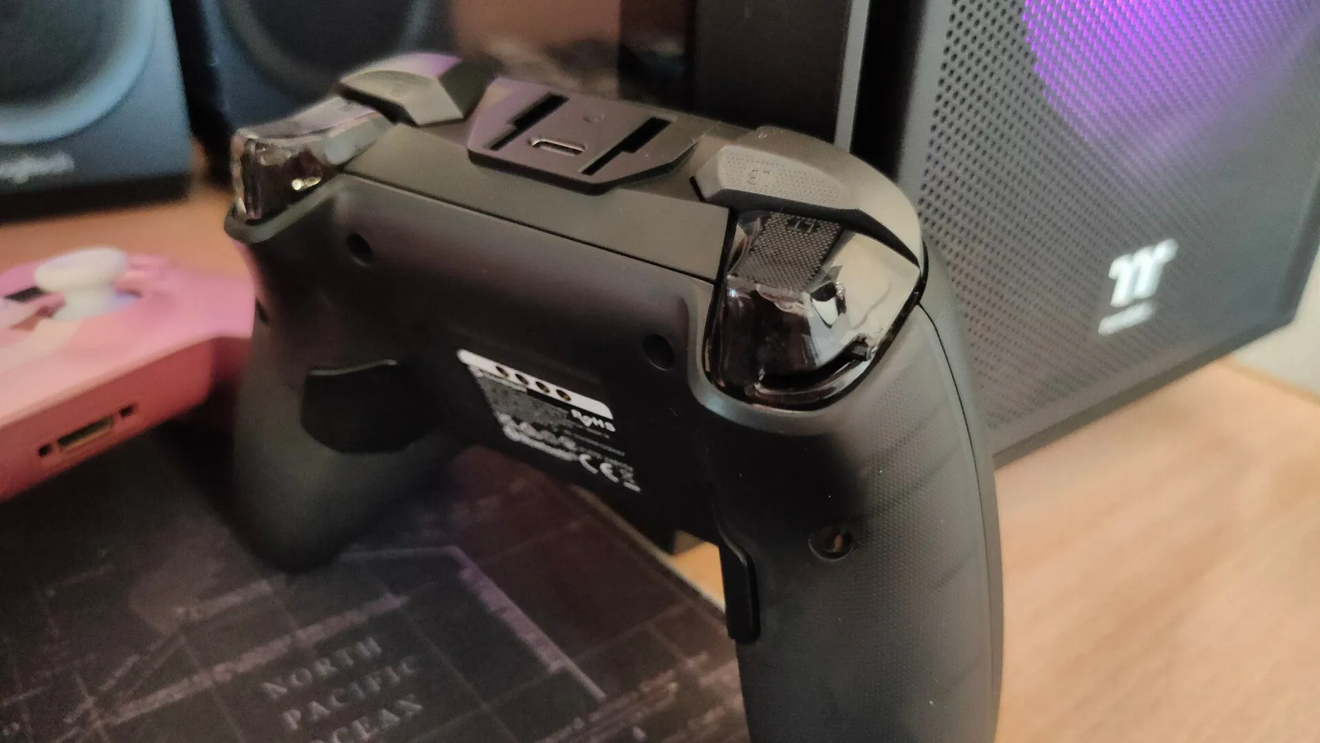 Cận cảnh tay cầm GameSir Cyclone 2, cho thấy cần gạt khóa cò (trigger stop) và các nút phụ phía sau, tăng cường khả năng tùy chỉnh.