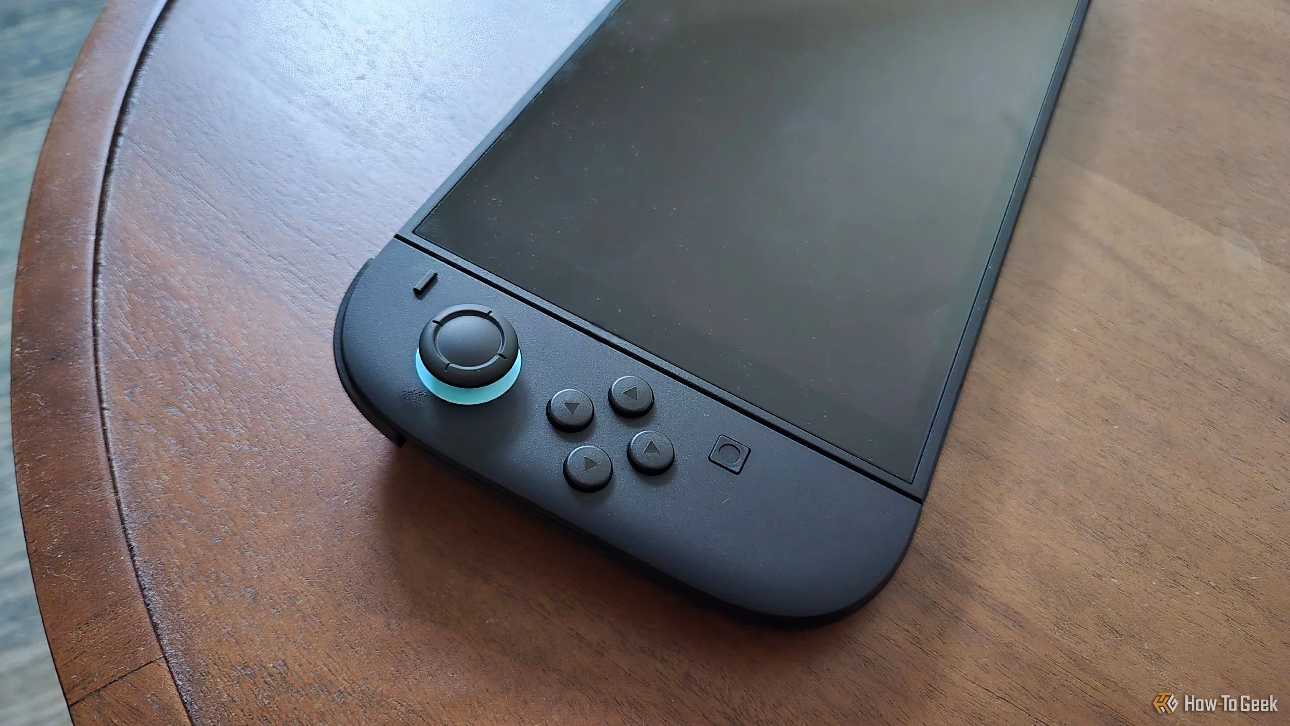 Cận cảnh tay cầm Joy-Con màu đỏ nổi bật bên trái của console Nintendo Switch 2, thể hiện thiết kế mới.
