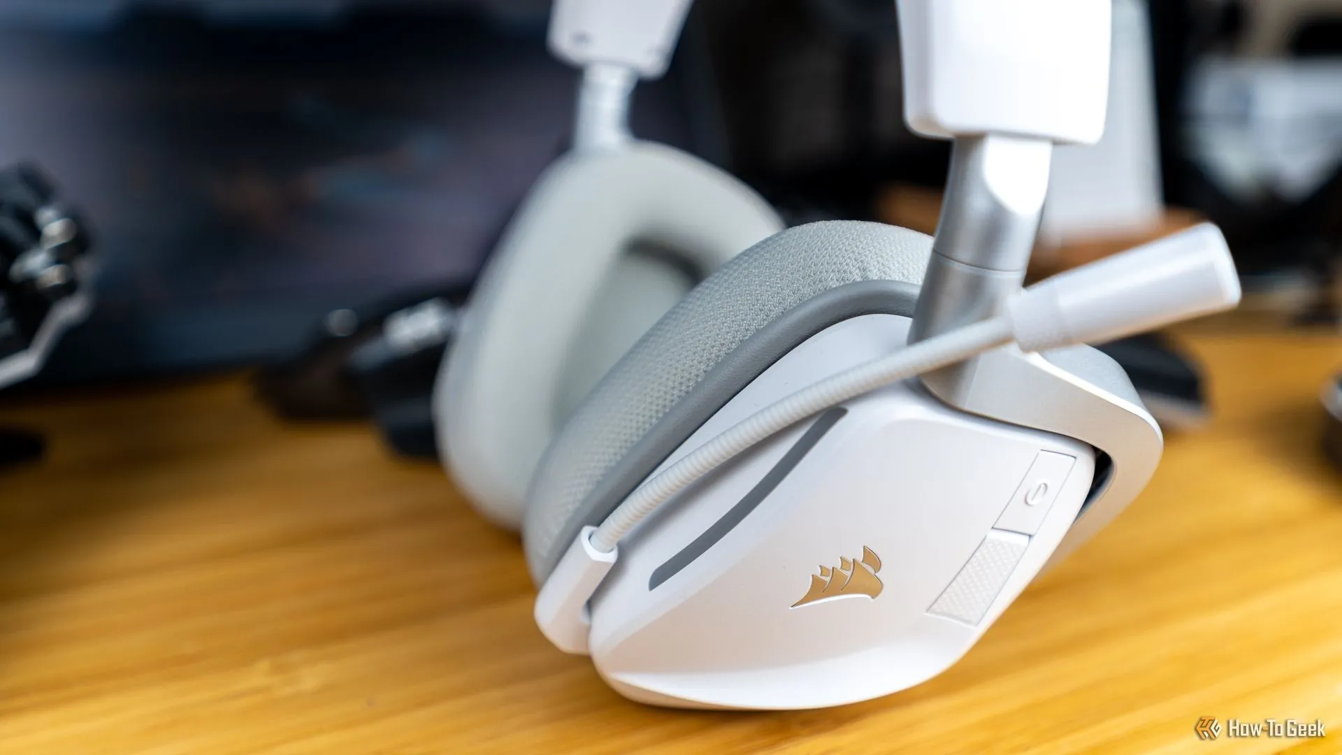 Cần micro của tai nghe Corsair Void Wireless V2 gập lên, biểu thị trạng thái tắt tiếng và khả năng chống ồn hiệu quả