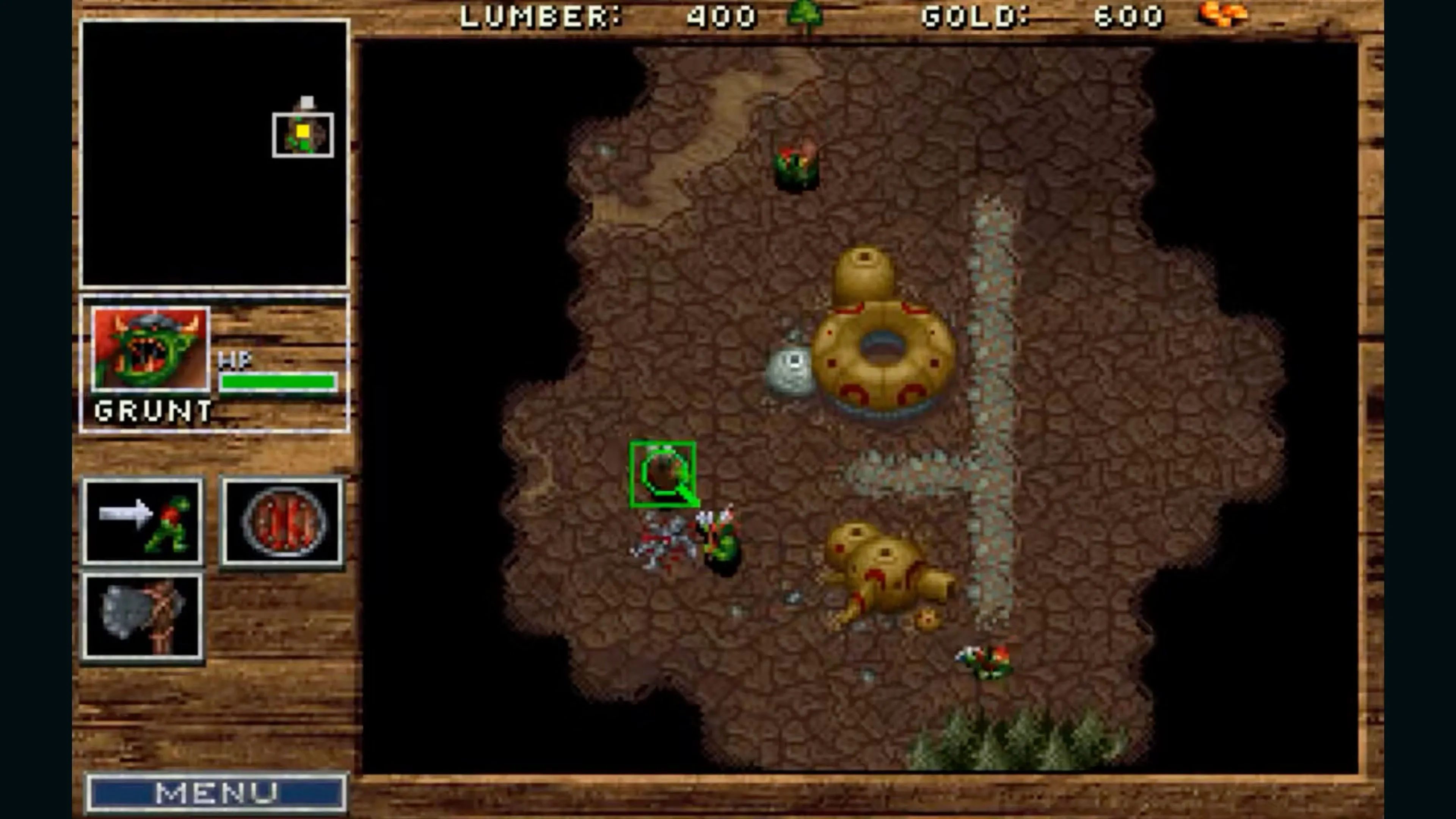 Cảnh trong game Warcraft: Orcs &amp; Humans, cho thấy giao diện người dùng và quân đội Orc đang tấn công căn cứ đối phương.