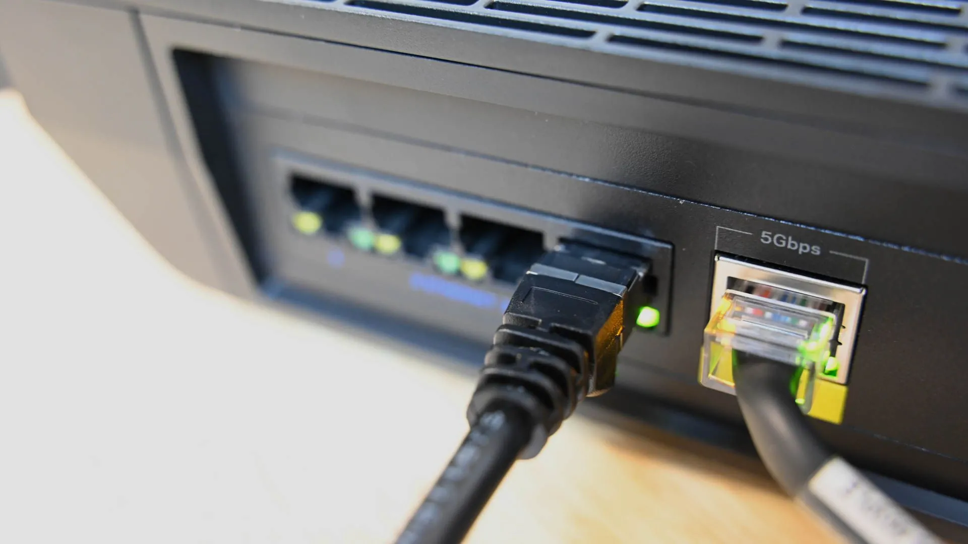 Cáp Ethernet được cắm vào cổng mạng, tượng trưng cho kết nối internet có thể được định tuyến qua máy chủ proxy để thay đổi địa chỉ IP.