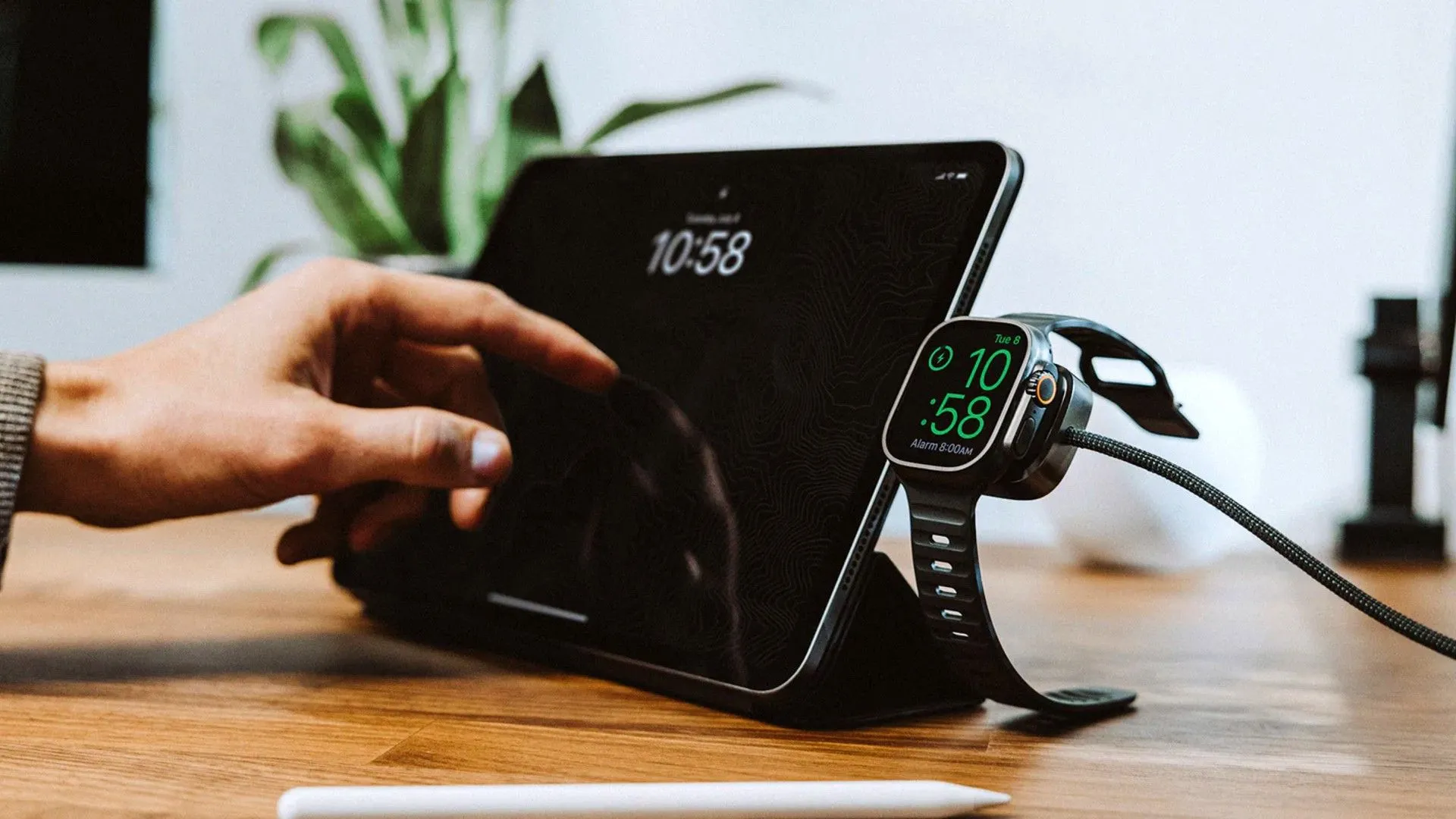 Cáp sạc đa năng Nomad Universal Cable dành cho Apple Watch đang được sử dụng, tích hợp sạc đồng hồ và cổng USB-C, tiện lợi cho người dùng Apple.