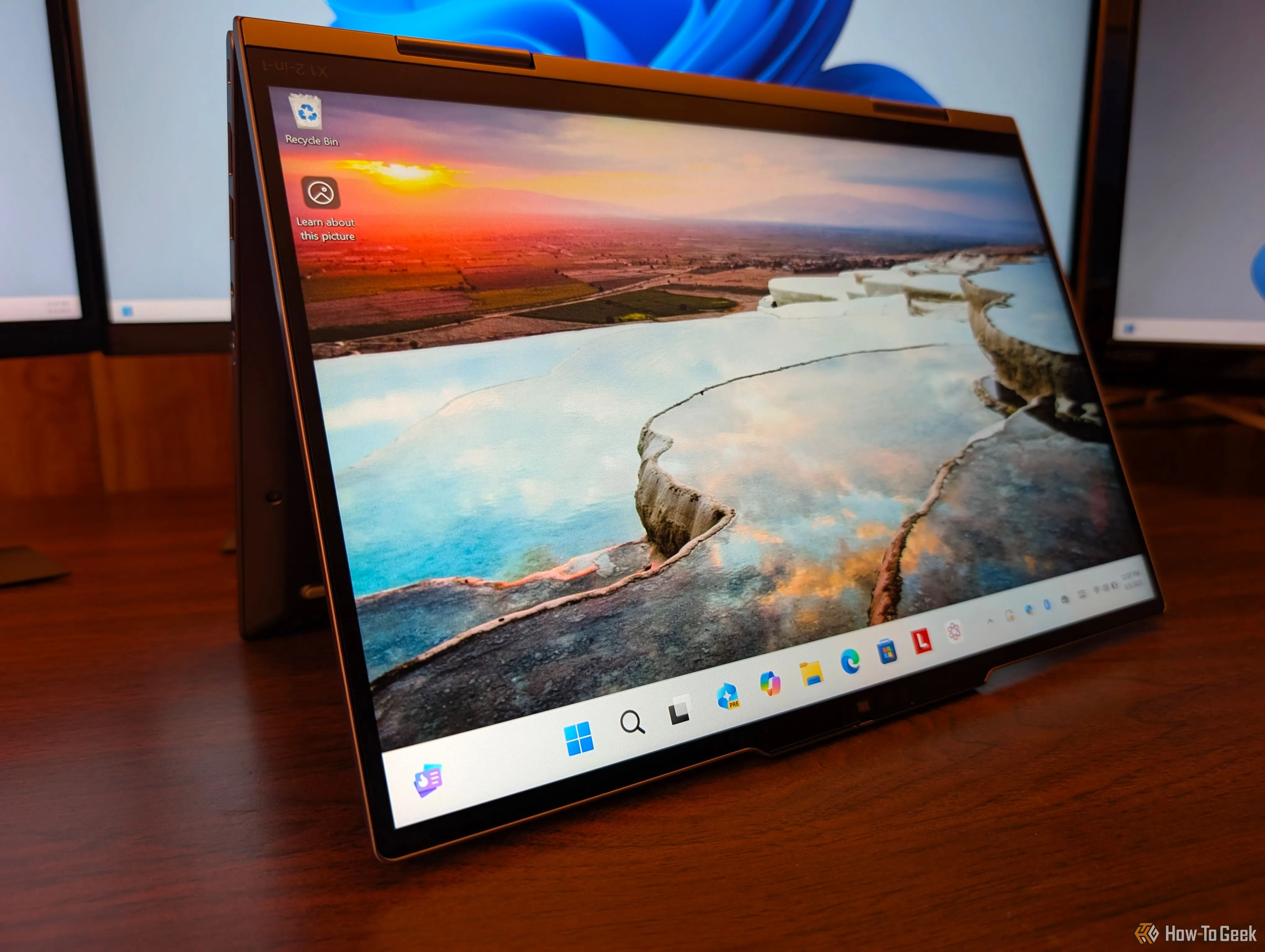 Chế độ gập chữ A của Lenovo ThinkPad X1 2-in-1 Gen 10 trên bàn làm việc, tối ưu hóa tản nhiệt khi sử dụng các ứng dụng nặng như đồ họa 3D.