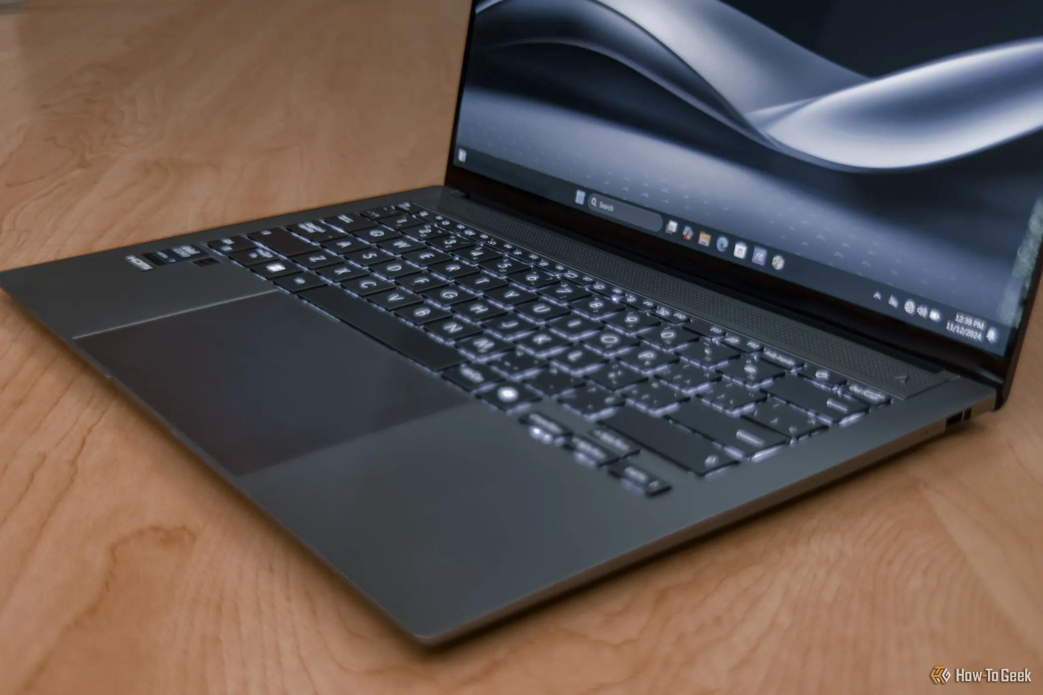 Chi tiết bàn phím chiclet của ASUS Zenbook S 14, cho thấy hành trình phím tối ưu và khoảng cách phím hợp lý, hỗ trợ gõ nhanh và chính xác.