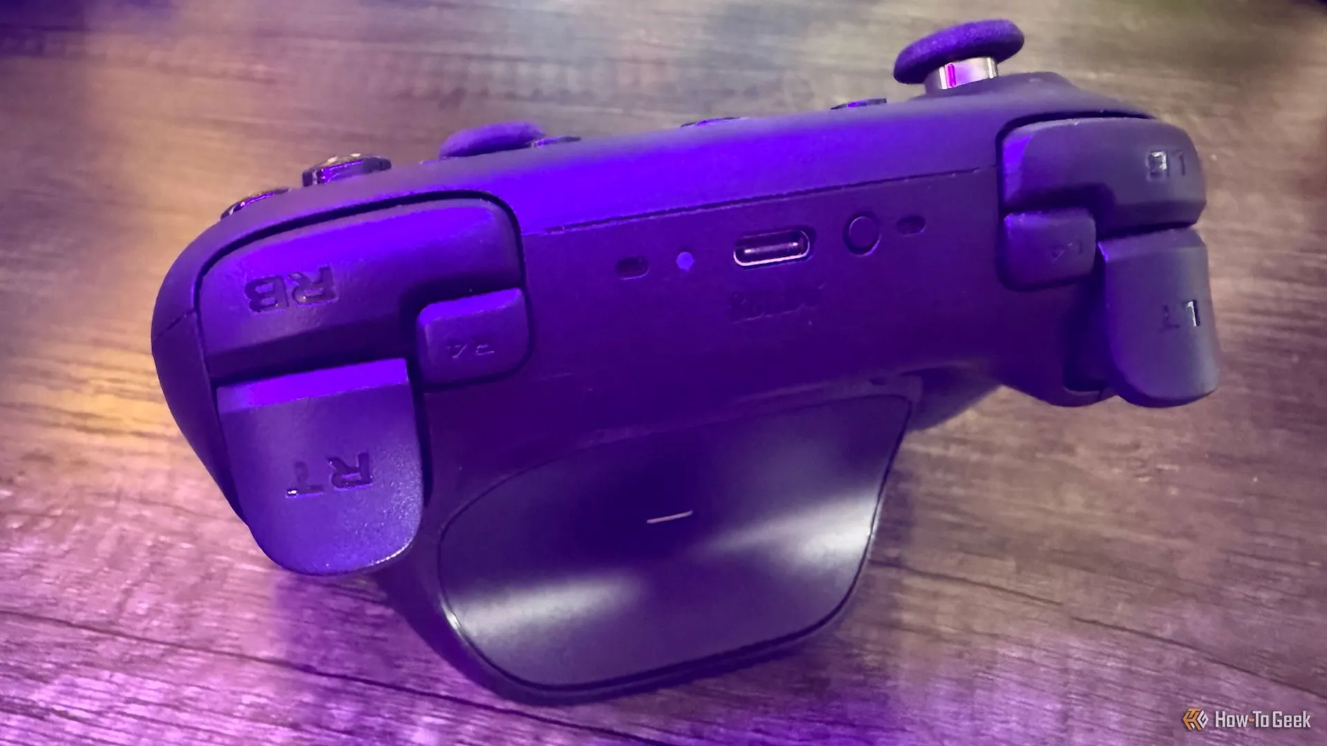 Chi tiết các nút bấm bumper và cò trigger trên tay cầm 8BitDo Ultimate 2 Wireless, cho thấy khả năng phản hồi xúc giác vượt trội.