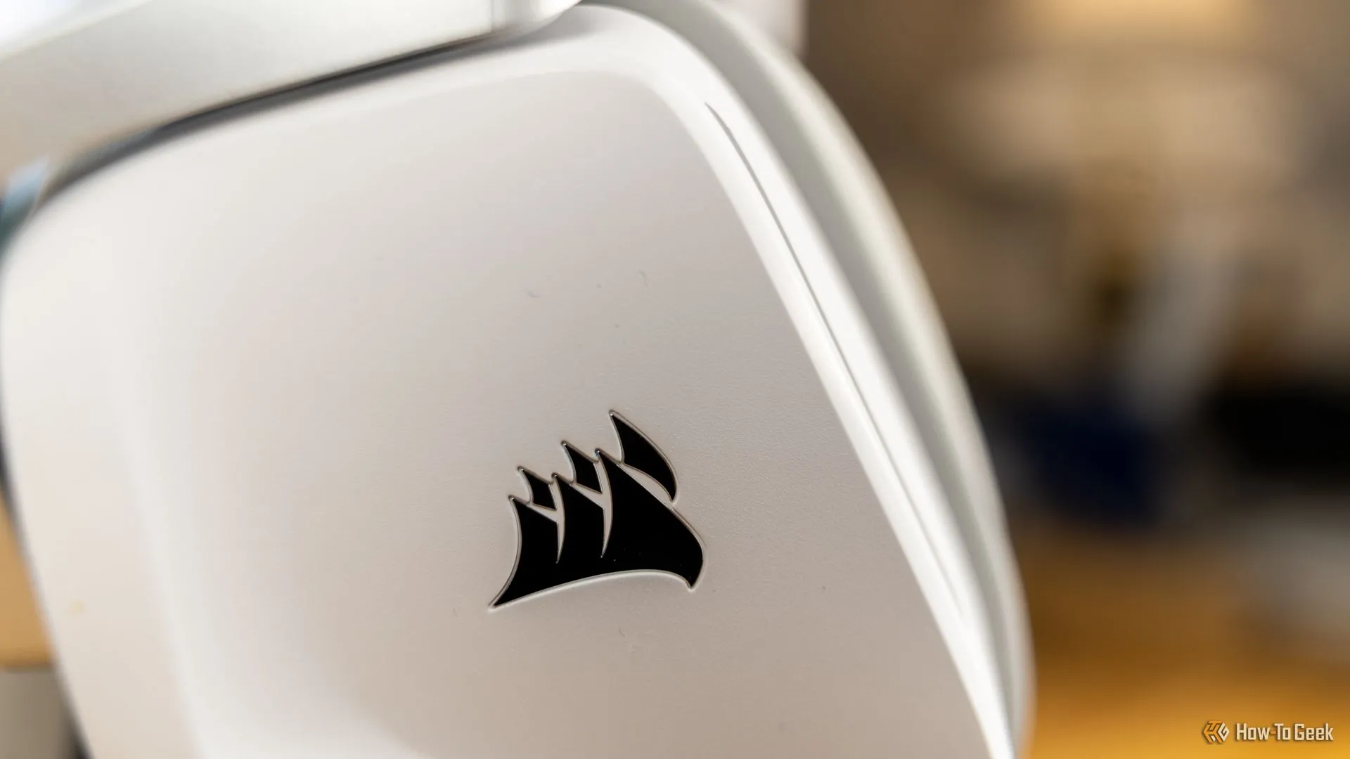 Chi tiết logo CORSAIR trên chụp tai màu trắng của tai nghe gaming Corsair Void Wireless V2, nổi bật thời lượng pin khủng