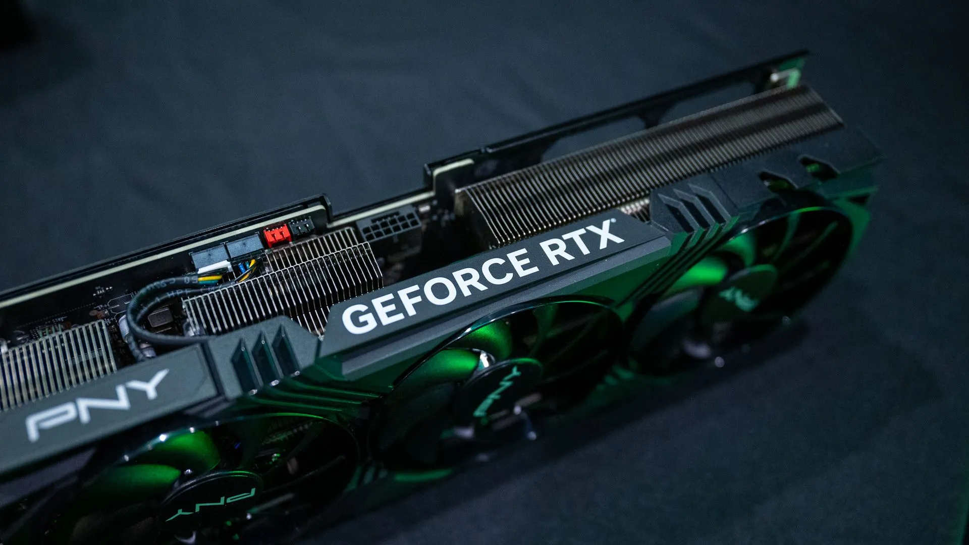 Chi tiết quạt tản nhiệt và logo Nvidia GeForce RTX trên một card đồ họa chơi game