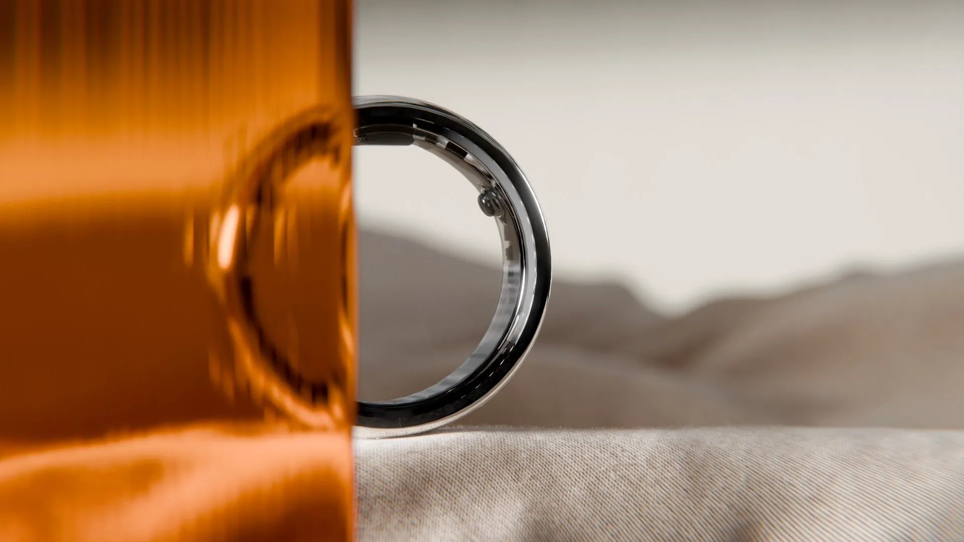 Chiếc nhẫn thông minh Circular Ring 2 màu bạc đeo trên ngón tay, một lựa chọn theo dõi sức khỏe thay thế đồng hồ thông minh.