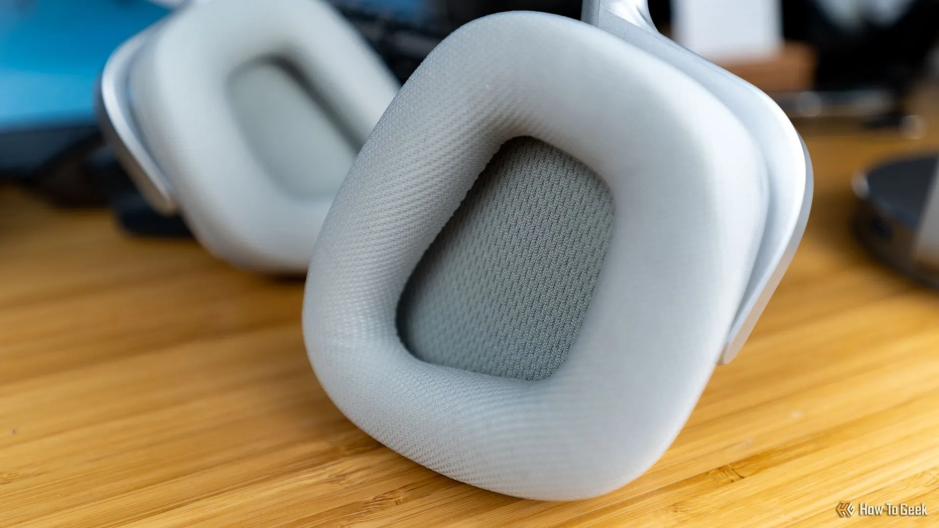 Chụp tai êm ái của tai nghe Corsair Void Wireless V2, tối ưu cho game thủ đeo kính