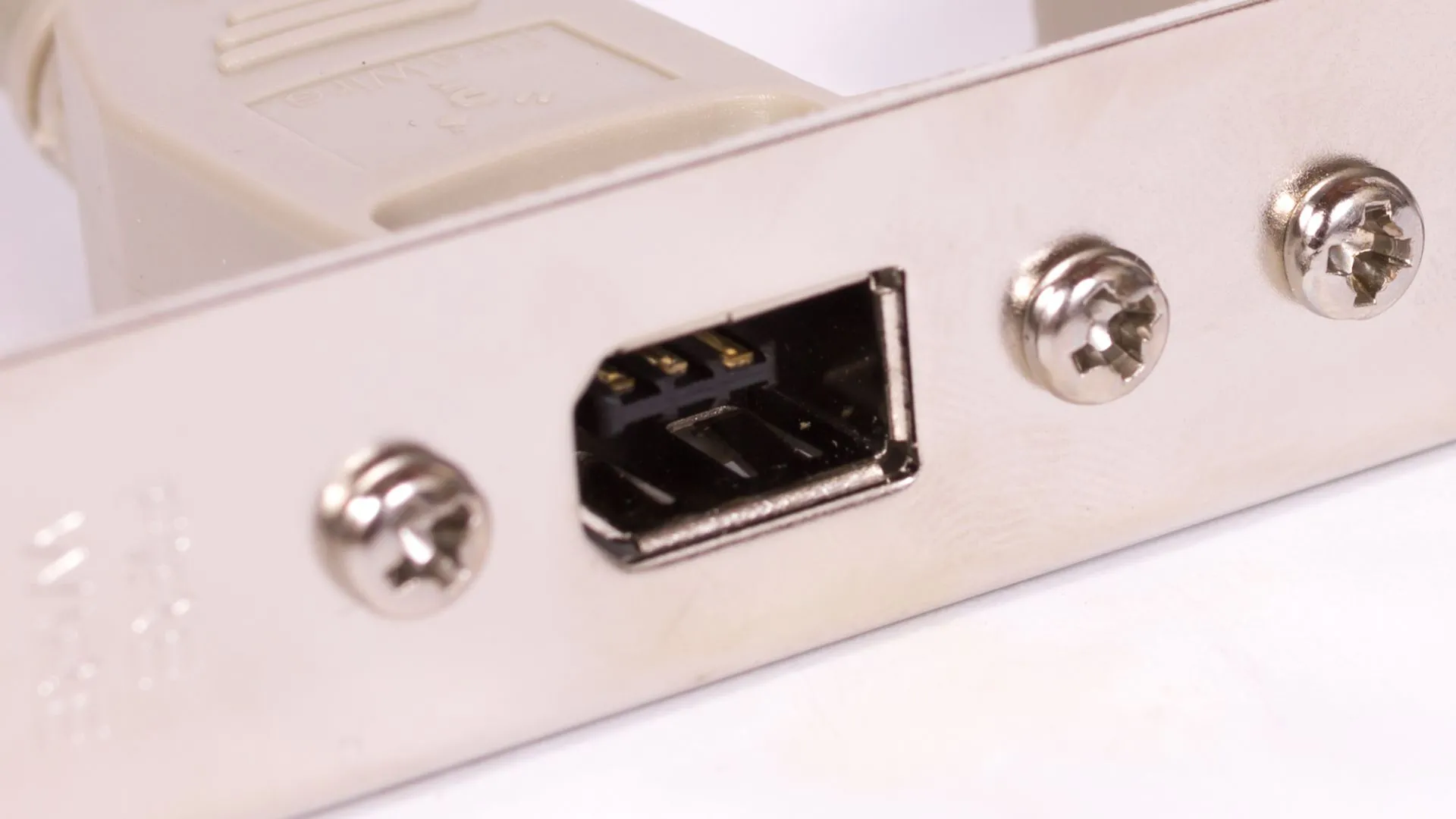 Cổng kết nối FireWire trên một thiết bị điện tử, đánh dấu sự kết thúc của một công nghệ truyền dữ liệu từng là đối thủ của USB.