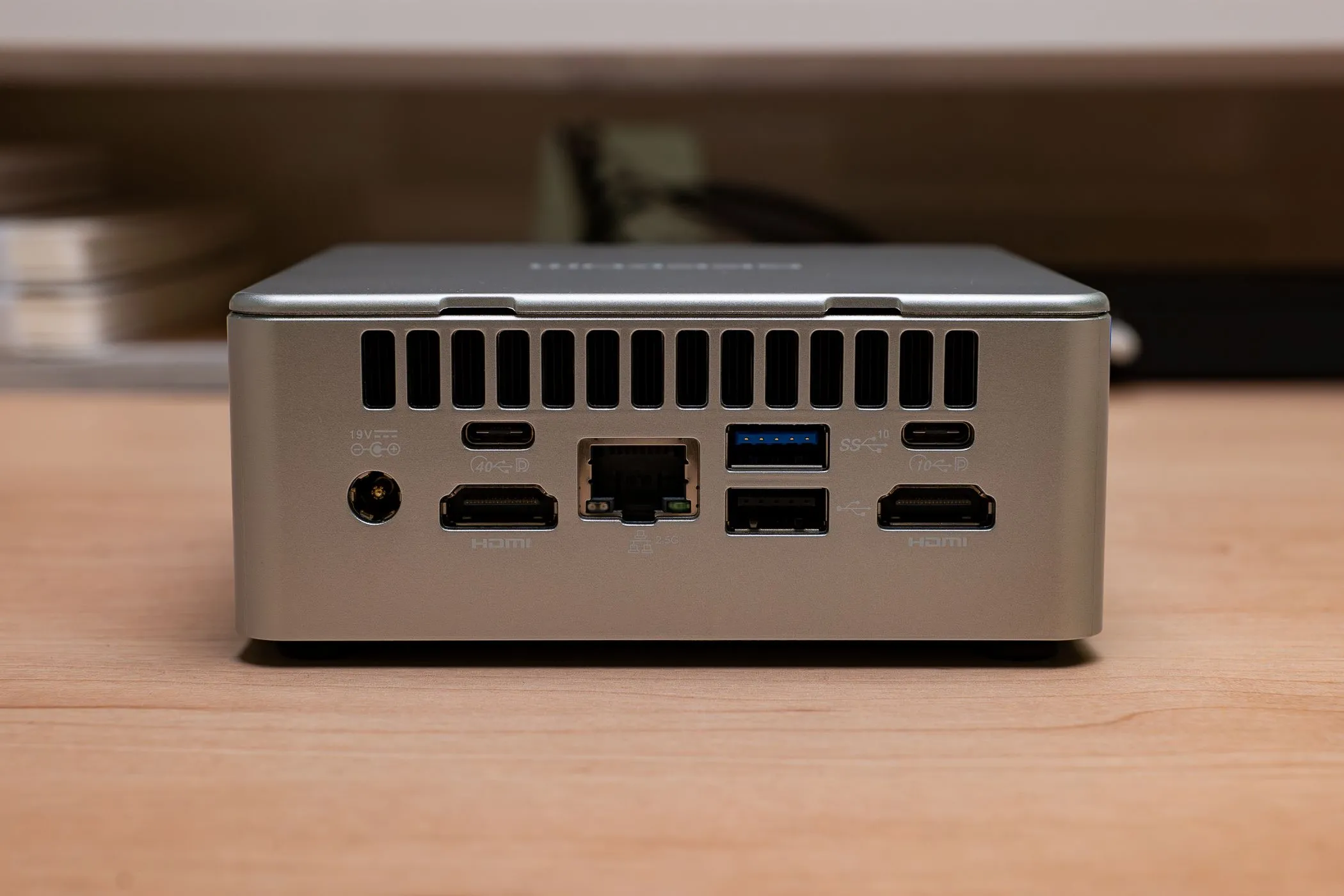 Cổng kết nối phía sau của máy tính mini GEEKOM AE7, cho thấy sự đa dạng của cổng USB và Thunderbolt cần thiết cho khả năng mở rộng của máy chủ Plex.
