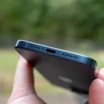 Cổng sạc USB-C trên iPhone 15 Pro Max, minh họa tiêu chuẩn sạc mới của Apple được EU yêu cầu