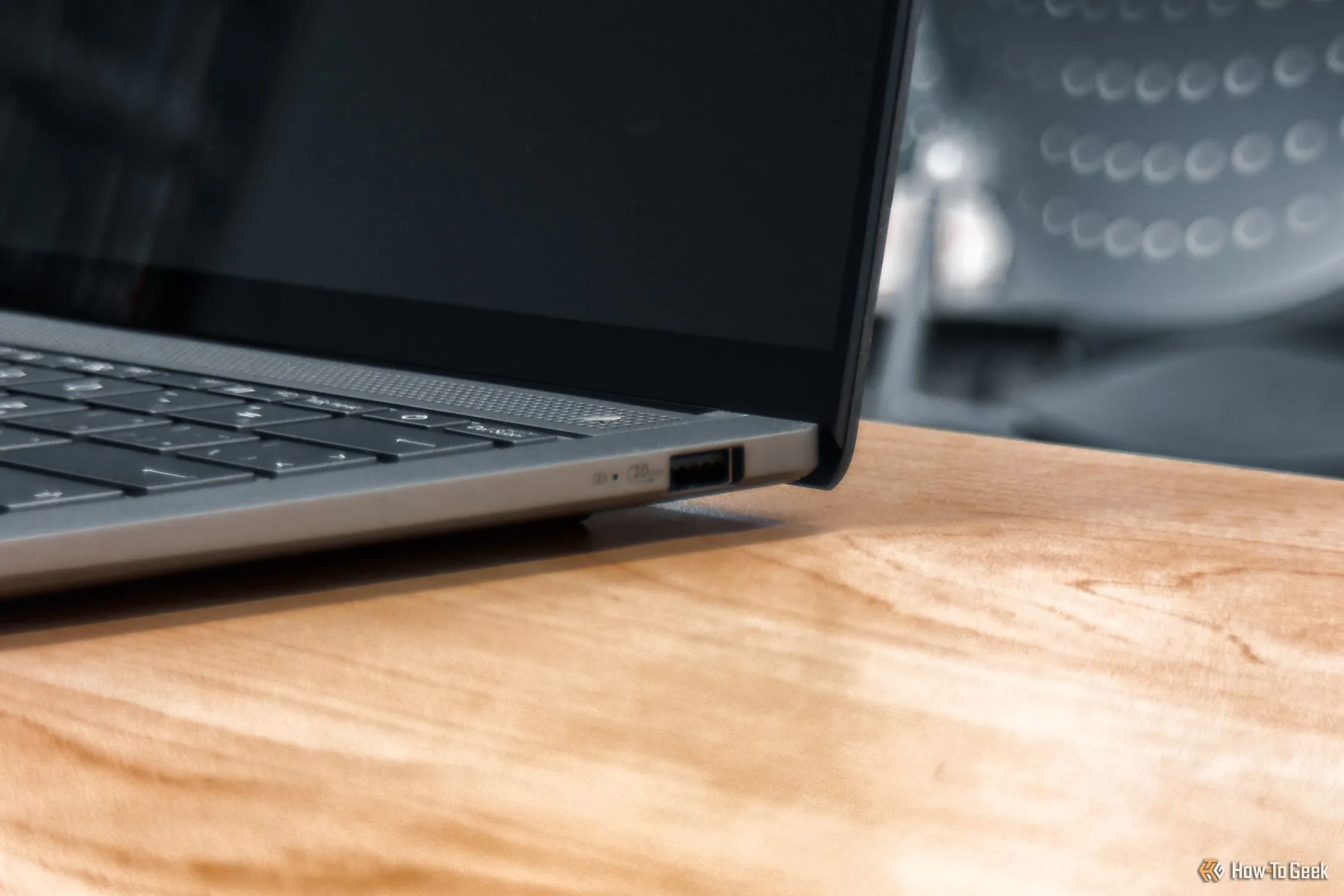 Cổng USB 3.2 Gen 2 Type-A trên cạnh phải ASUS Zenbook S 14, đảm bảo khả năng kết nối linh hoạt với nhiều thiết bị ngoại vi.